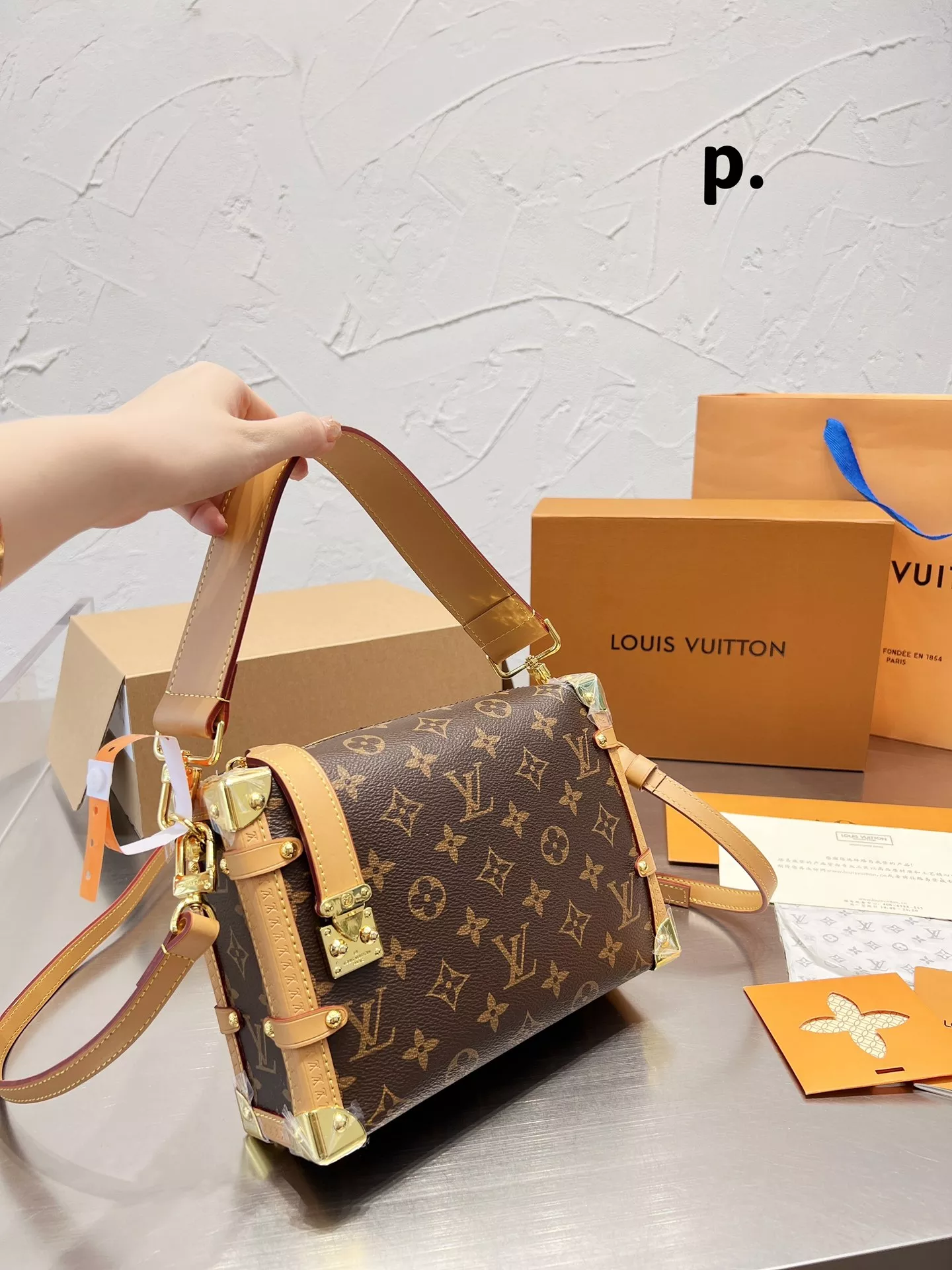 LV Side trunk pm / LV Soft Box Side Trunk Ladies Shoulder Messenger Bag กระเป๋าสะพายทรงกล่อง ที่สาวๆเรียกร้อง วัสดุหนังแคนวาส ดีไซน์ทุกอย่างได้ลงตัว หรูหรา อัพลุคได้ทุกสไตล์ ราคาสุดคุ้ม รุ่นนี้เป็น unisex ด้วยน้า ใช้ได้ทั้งหนุ่มๆและสาวๆไปเลย