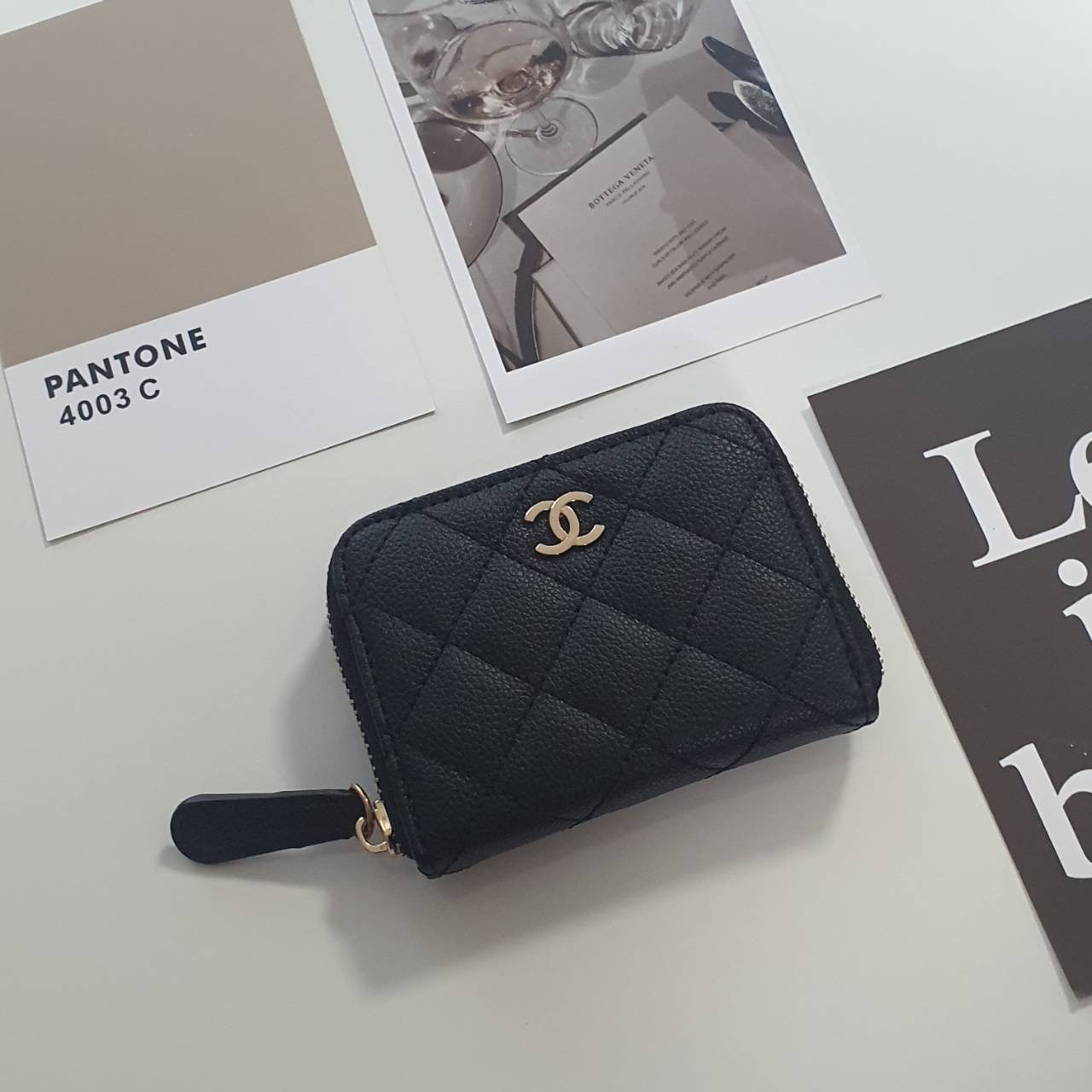 CHANEL SMALL ZIP WALLET พร้อมส่งที่ไทยแล้วค่ะ ♡♡ กับ กระเป๋าสตางค์ใบสั้น แนะนำรุ่นนี้คะ งานพรีเมี่ยมกิ้ฟท์จากเค้าเตอร์ต่างประเทศ **ทรงมินิน่ารักกก หนังสัมผัสลายด้าน จากแบรนด์ CHANEL (GWP) ด้านหน้ามีโลโก้แบรนด์ CC เปิดปิดด้วยซิปมีที่จับหนัง ด