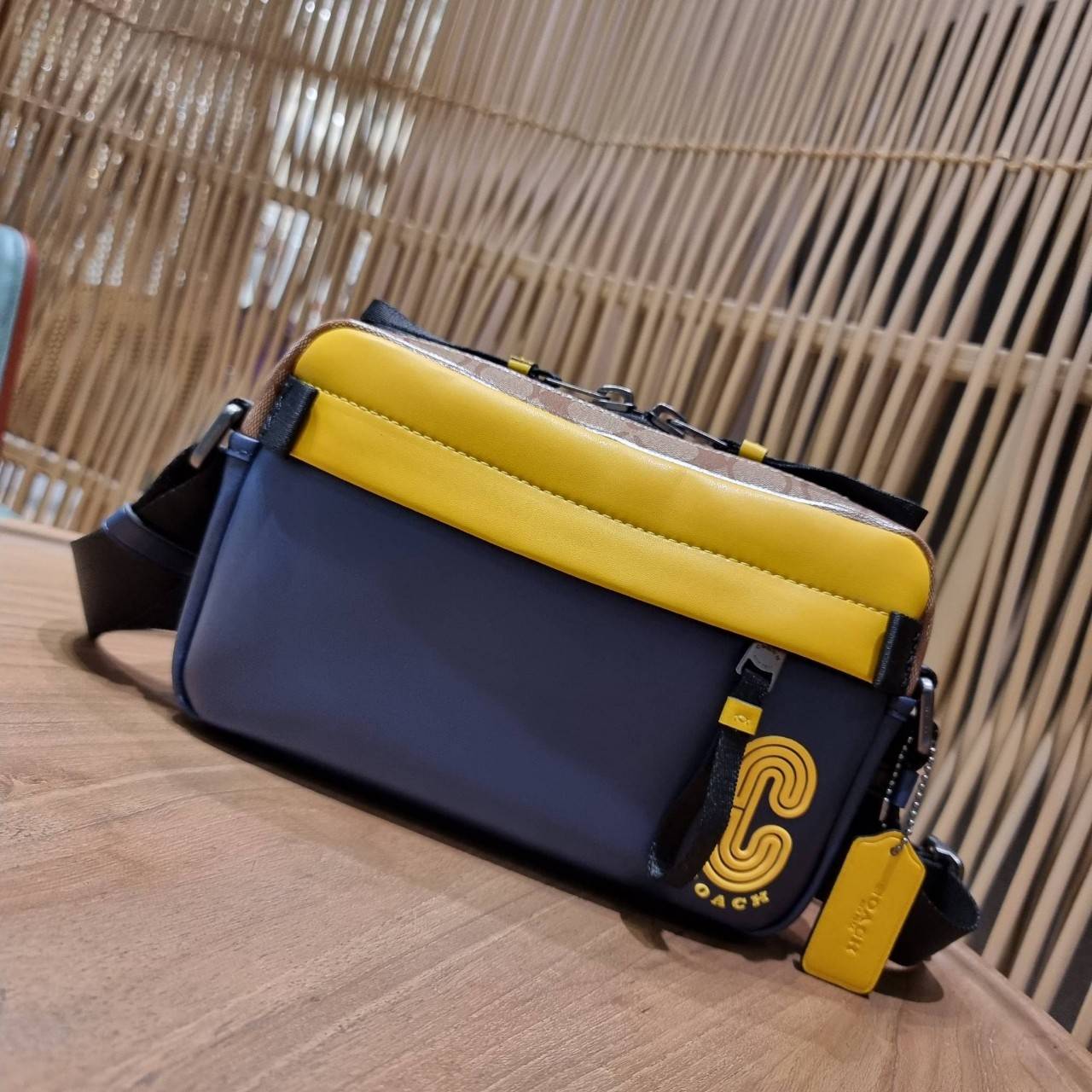 COACH EDGE CROSSBODY WITH CAMO PRINT ((2381, 2373)) ความเท่ never die!! กระเป๋าครอสบอดี้ทรงยอดฮิต ที่หนุ่มๆไม่ควรพลาด รูปทรงดีไซน์คลาสสิค ใช้งานง่าย วัสดุหนังแท้ตกแต่งตาข่ายพร้อมลายพริ้นท์ด้านหน้า สุดคูล!! ตัวกระเป๋ามีซิปหลัก และซิปด้านหน้า พร้อมช่องแยกด้