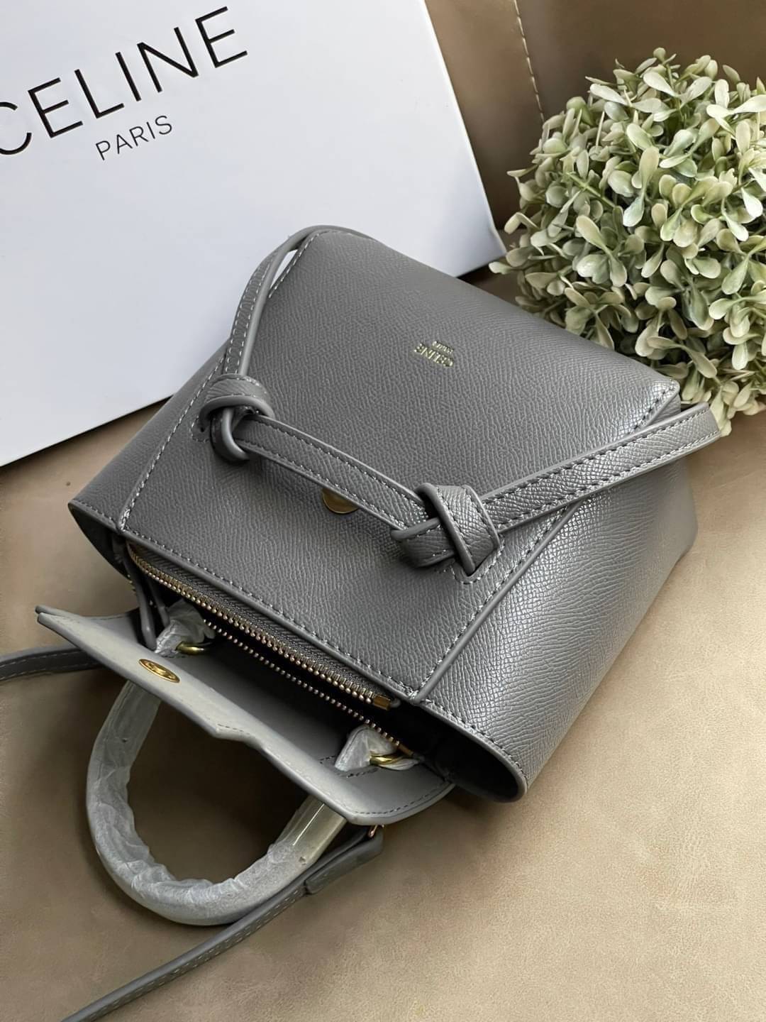 Celine Pico Belt Bag / Celine Belt Bag (ใบเล็ก) อีกหนึ่งคอลเลคชั่้นที่ได้รับความนิยมอย่างมาก บ่งบอกความเป็นตัวตนของแบรนด์ กลิ่นอายความคลาสสิก