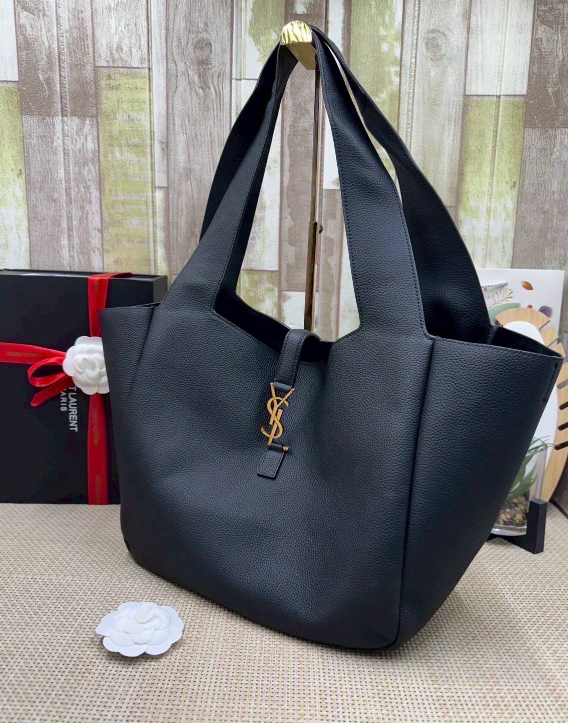 ORI หนังแท้ | YSL LE 5 À 7 BEA IN GRAINED LEATHER TOTE BAG กระเป๋าทรงโท้ทหนังแท้ลายเกรน สวยเด่นเป็นเอกลักษณ์ ดีไซน์เรียบแต่มาก สวยดูแพง ภายในโล่งกว้าง จุของได้เยอะ