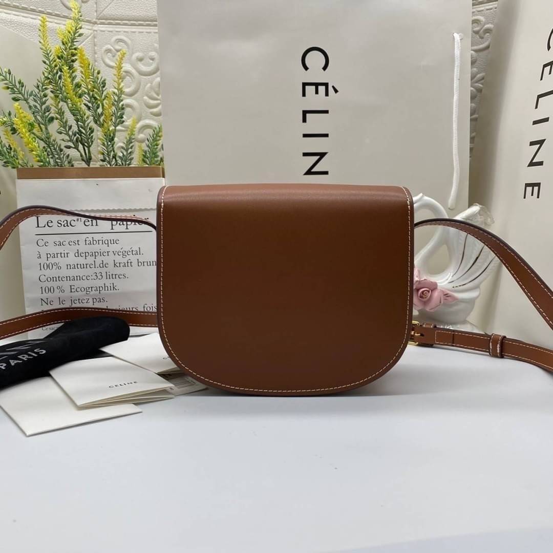 VIP 】CELINE FOLCO CUIR TRIOMPHE in Smooth Calfskin ใหม่ล่าสุดของแบรนด์CELINE ให้ลุคชิคแอนด์ชิล (GWP) พรีเมี่ยมกิ๊ฟ Limited Edition จาก CELINE PERFUME DUTY FREE COUNTER วัสดุหนังแท้ (Calfskin) ขนาดกระทัดรัด น้ำหนักเบา โดดเด่นด้วยดีไซน์โลโก้แบรนด์ที่ด้านหน้