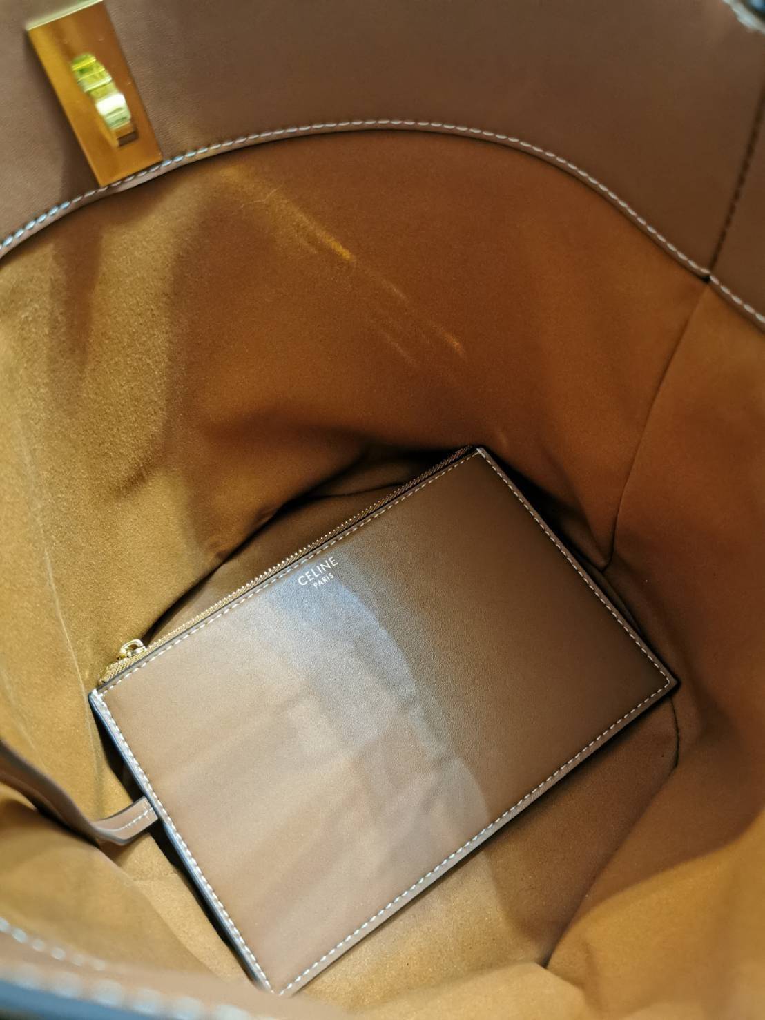 VIP 】NEW! ซื้อ1ได้ถึง2! CELINE TRIOMPHE BUCKET BAG VIP GIFT WITH PURCHASE (GWP) พรีเมี่ยมกิ๊ฟ Limited Edition จาก CELINE PERFUME DUTYFREE COUNTER วัสดุ TRIOMPHE CANVAS & CALFLEATHER ดีไซน์ทรง Bucket ใบใหญ่กำลังดี มาพร้อม Clutch ใบเล็กเข้าชุด หนังนิ่มสวยเน