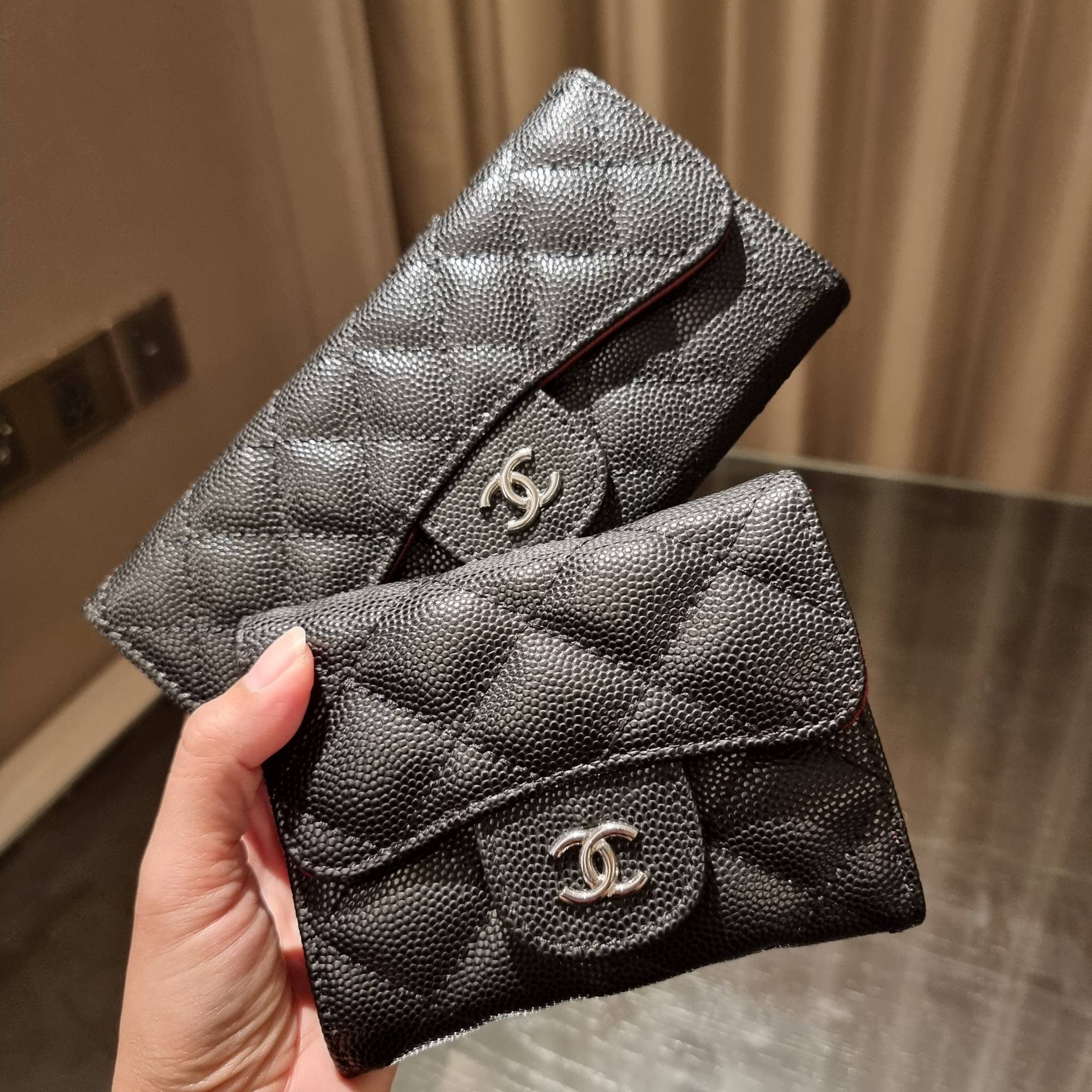 VIP 】กระเป๋าสตางค์ใบยาวรุ่นฝาพับที่ถามหากันมากที่สุด!! สวยรับทรัพย์จาก Chanel วัสดุหนังลายคาร์เวีย ลุคผู้ดีที่สุด เปิด-ปิดด้วยกระดุมแม่เหล็ก ภายในกระเป๋ามีช่องใส่บัตรได้เยอะ ใส่ธนบัตร ใส่เหรียญได้ มีช่องซิปแยกอีกหนึ่งช่อง ดีไซน์เรียบหรูดูคลาสสิค!! สาวๆห้า