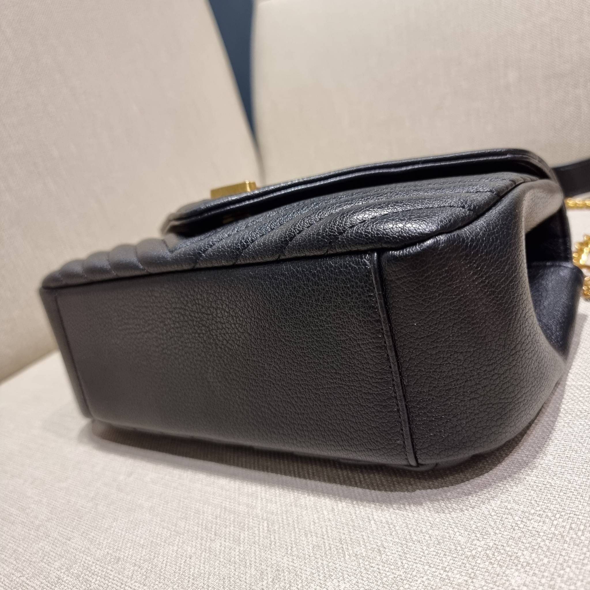 Yves Saint laurent crossbody boutique vip bag กระเป๋าสะพายไหล่ ดีไซน์ทรงสวยหรู พิเศษ แถมฟรี พวงกุญแจห้อยโลโก้ ดูแพงไปหมดจริงๆไอเท็มนี้ วัสดุหนังสังเคราะห์ลายคาร์เวีย เปิด-ปิดด้วยกระดุมแม่เหล็ก ภายในโล่งกว้าง แบ่งสัดส่วนไว้อย่างดี มาพร้อมหูจับในตัว และสายส