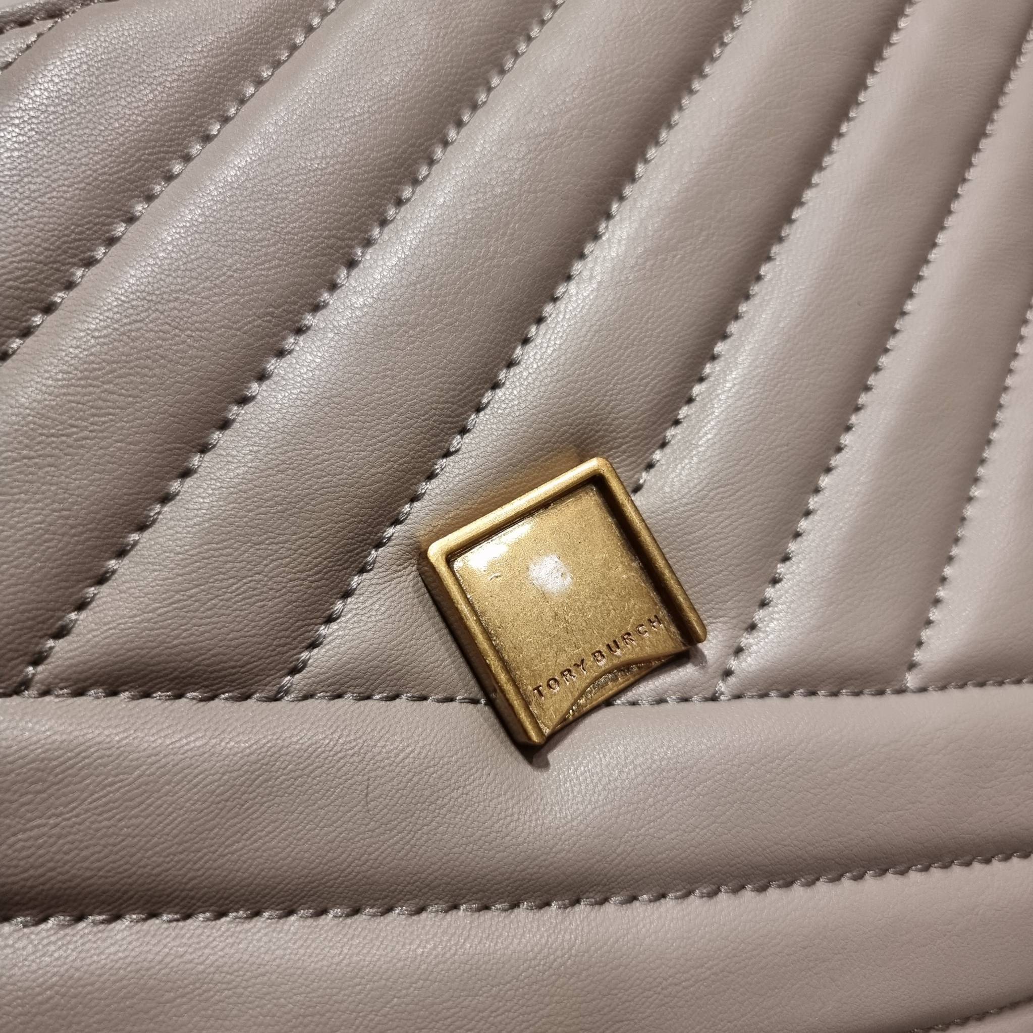 TORY BURCH KIRA CHEVRON CONVERTIBLE SHOULDER BAG กระเป๋าสะพายรุ่นยอดฮิต ไซส์ใหญ่จัดเต็มให้เน้นๆ ใช้ยังไงก็ดูหรู ดีไซน์เฉพาะตัว วัสดุหนังแกะ สัมผัสนิ่ม เปิด-ปิดด้วยกระดุมแม่เหล็ก ภายในเป็นช่องโล่ง แบ่งสัดส่วนไว้ดีมากๆ ใส่กระเป๋าสตางค์ มือถือ เครื่องสำอางค์