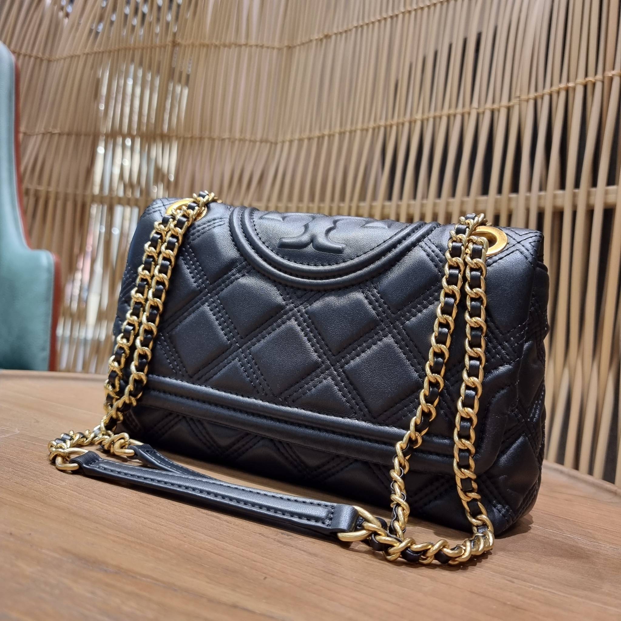 TORY BURCH FLEMING SOFT CONVERTIBLE SHOULDER BAG รุ่นหายากที่สาวๆตามหา มาพร้อมเสิร์ฟความสวยถึงบ้านไปเลยจ้า รอบนี้คัดสีสวยๆมาให้ได้ช้อปกันอย่างจุใจไปเลย กระเป๋าสะพายไหล่ หนังแท้นิ่มเต็มใบ สวยหรูดูแพง เปิด-ปิดด้วยตัวกดล็อคแน่นหนา สายสะพายในตัวปรับใช้ได้ 2 แ