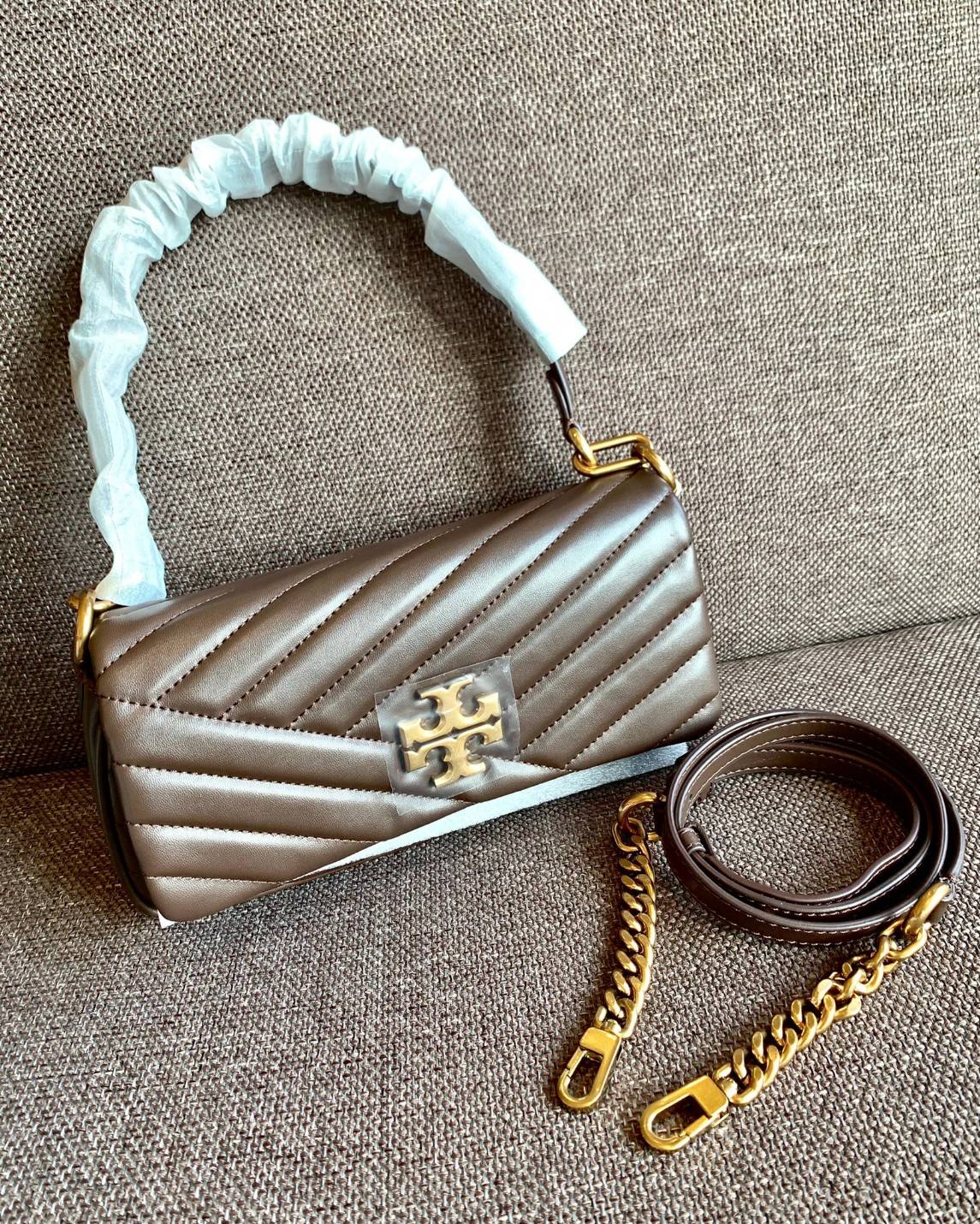 สีออกใหม่ แถมหายากด้วยค่าา! TORY BURCH KIRA CHEVRON SMALL FLAP SHOULDER BAG พร้อมส่งที่ไทย จำนวนจำกัดค่ะ! ✔️กระเป๋าคล้องไหล่หรือสะพายข้างได้ เปลี่ยนลุคดูไม่จำเจ 🔺หนังแกะแท้ ซึ่งจะคุณภาพดี เงา นิ่ม และราคาสูงกว่าหนังวัวนะคะ!