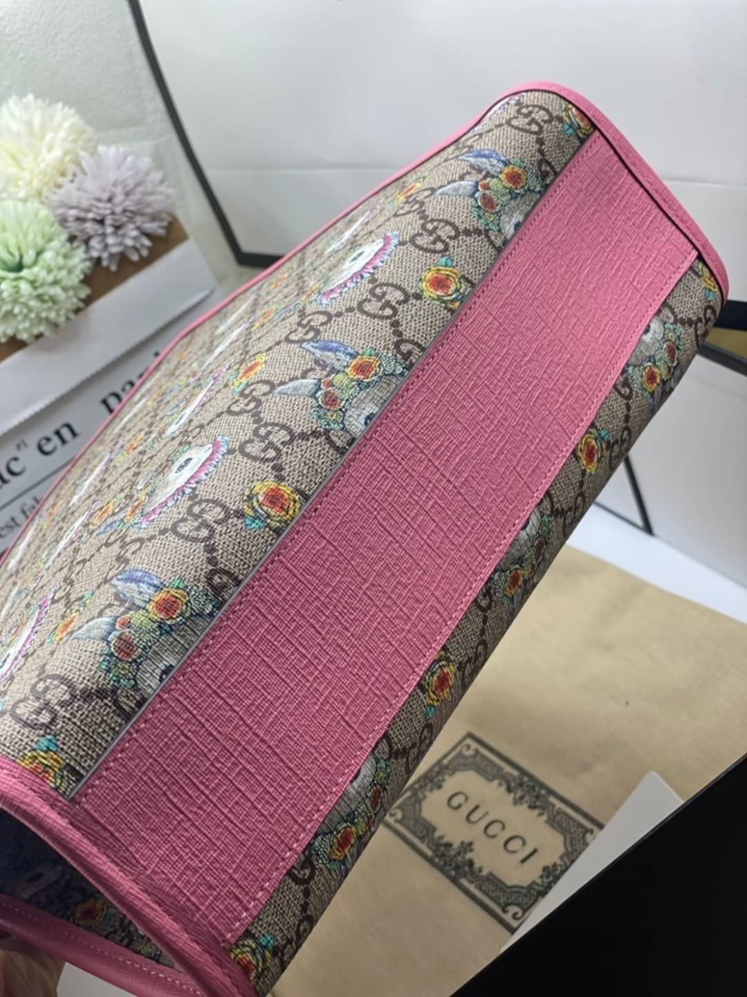 Ori GUCCI Children's tote bag GG kids ที่สุดของความน่ารัก ลิมิเต็ดแบบไม่มีเอาท์ สาวๆสายหวานไม่ควรพลาดด้วยประการทั้งปวงเลยค่าา หนังแท้เกรดดีที่สุด พิมพ์ลายแบรนด์รอบใบเทคเจอร์สวยอยู่ทรง ภายในมีโลโก้กว้างและจุสุดๆใส่สัมภาระได้เยอะ ภาพถ่ายจ