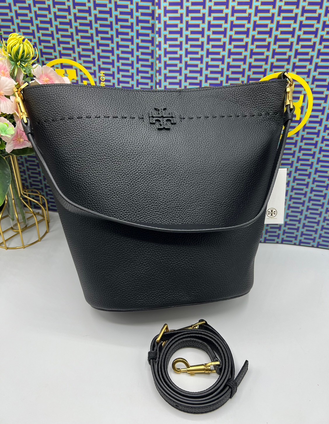 Tory Burch McGraw Bucket bag / Tory Burch Mcgraw Double T Logo Plaque Bucket Bag พร้อมส่ง 4 สี กระเป๋าสะพายหรือถือคล้องแขนทรงถัง จุของได้เยอะใบนี้ตอบโจทย์ได้ดีมาก โทนสีเรียบง่าย แฝงไปด้วยความดูดี สุขุมและเป็นผู้ใหญ่