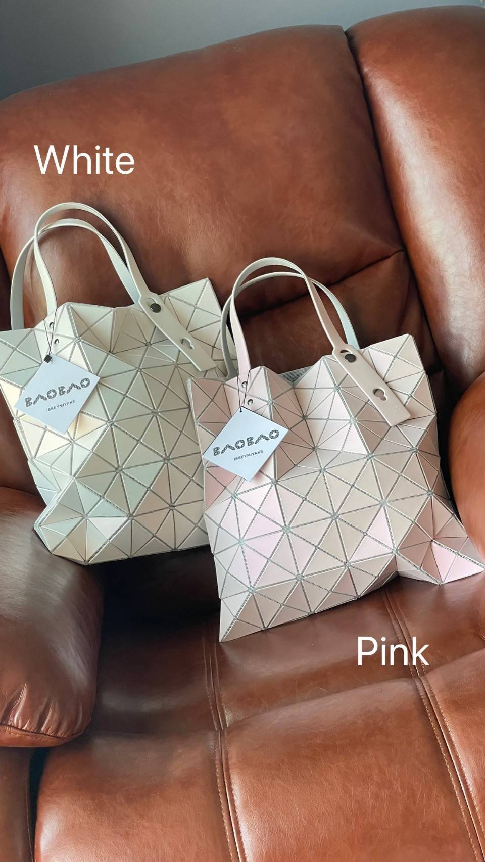 ORIGINAL 🌸 BAO BAO ISSEY MIYAKE LUCENT 6X6 matte tote bag เป็นซีรีส์ที่โดดเด่นด้วยโทนสีสว่าง โดดเด่นด้วยลักษณะต่างๆ เช่น ตาข่ายสว่างที่มองเห็นได้ผ่านช่องว่างระหว่างชิ้นสามเหลี่ยม