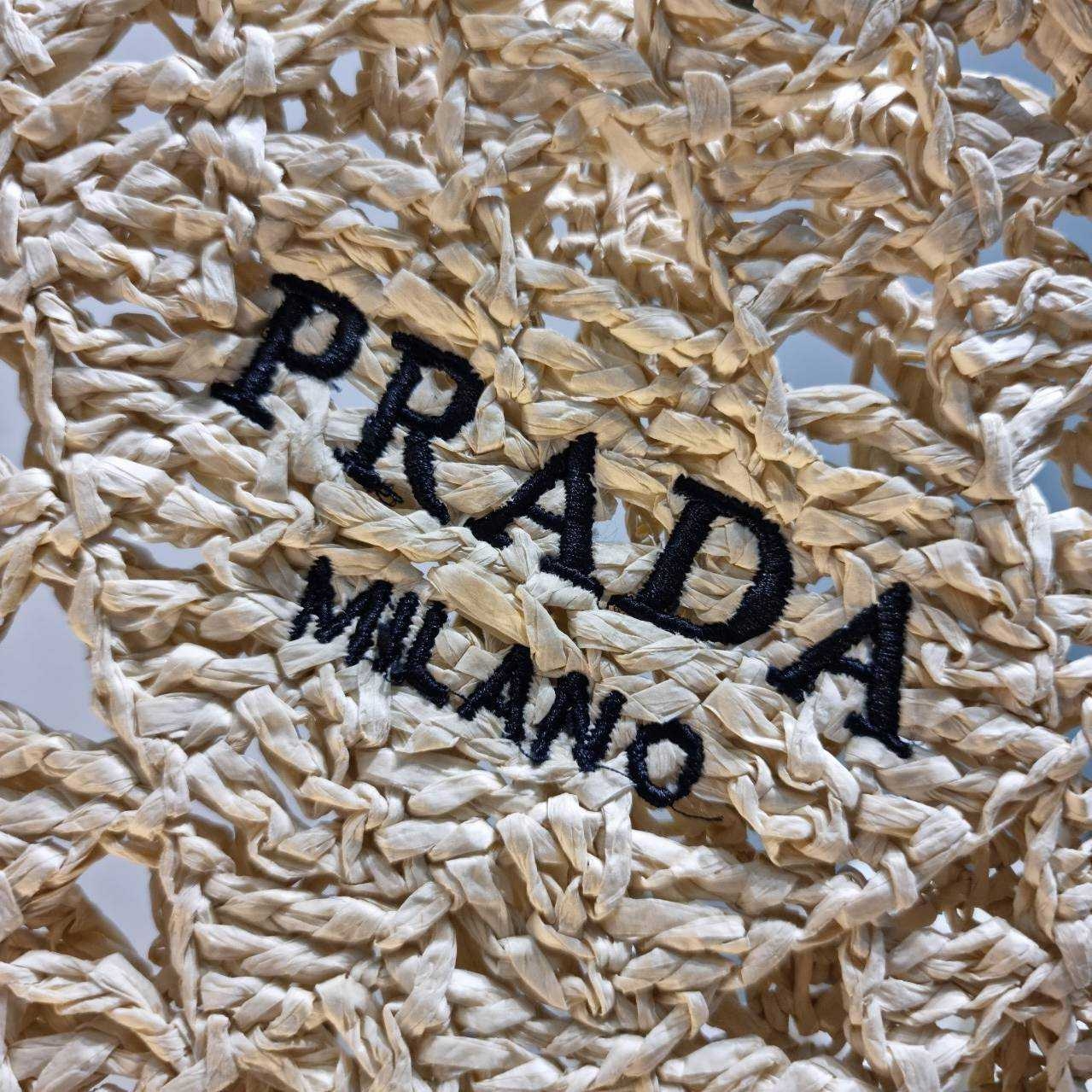 PRADA CROCHET TOTE BAG กระเป๋าสะพายทรงโท้ทลายสาน สวยไม่ซ้ำใคร สไตล์บีช เหมาะมากกับการสะพายไปเที่ยวทะเล หรือจะใช้ในวันสบายๆก็ตอบโจทย์