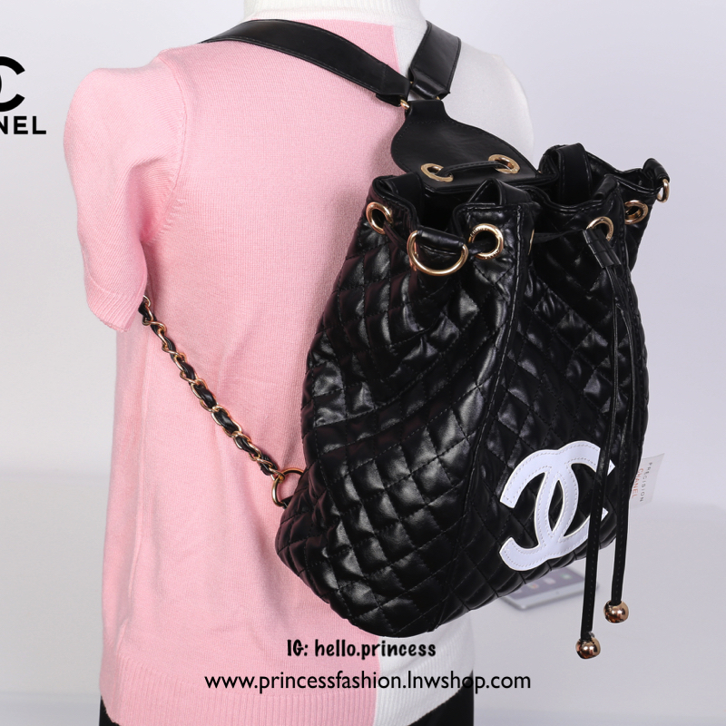 Chanel Drawstring Backpack VIP Gift With Purchase (GWP) New in!! กระเป๋าสะพายไหล่หรือเป้สะพายหลังรุ่น Limited Edition VIP gift ของแท้จาก Chanel Perfume Counter ขนาดกำลังดี น้ำหนักเบา วัสดุหนังลายตาราง อะไหล่ทองสวยหรู ด้านหน้ามีโลโก้ เปิดปิดแบบรูด Drawstri