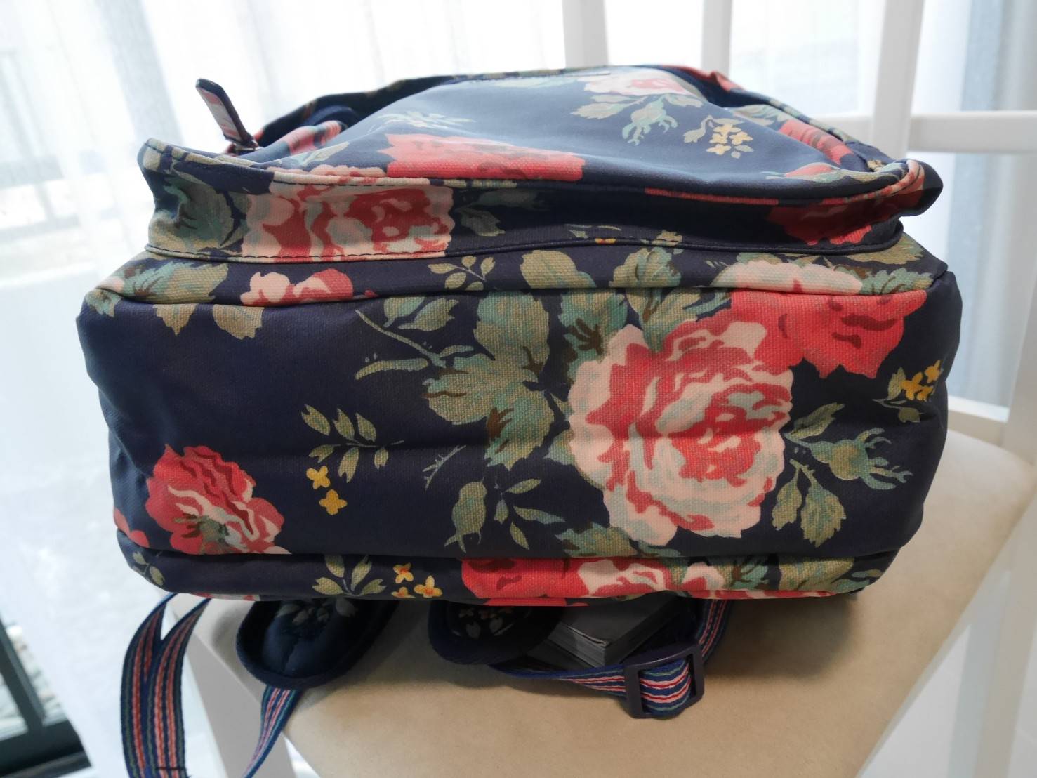 CATH KIDSTON BACKPACK BAG กระเป๋าเป้น่ารัก ตามแบบฉบับของแบรนด์นี้เลยค่า โดดเด่นด้วยหนัง PVC พิมพ์ลาย กันน้ำทั้งใบ ด้านในมีช่องซิปใหญ่ใส่ของ 2 ช่อง จุของได้เยอะ ใส่ IPAD / A4ได้สบายเลยค่ะ ด้านหน้ามีช่องซิปเล็ก 1 ช่อง ใส่ของจุกจิกหนิบได้สะดวก น้ำหนักเบา ใช้