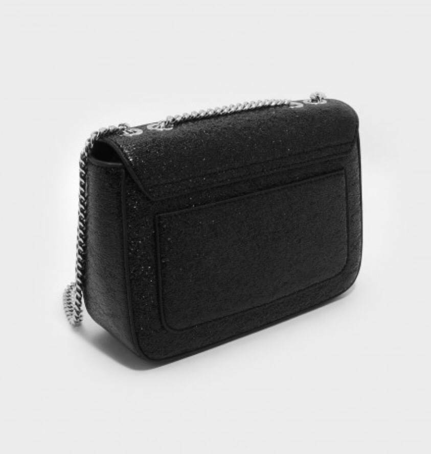 CHARLES & KEITH PUSH-LOCK CHAIN SLING BAG 2018 กระเป๋าสะพายวัสดุหนังคาเวียร์สวยอยู่ทรง ขนาดมินิกำลังดี น้ำหนักเบา เปิดปิดด้วยฝาปิดตัวล็อคปั๊มโลโก้ด้านหน้า ภายใน มีช่องซิป และช่องใส่บัตร มาพร้อมสายสะพายโซ่ยาวสามารถซ้อนสายสั้นสะพายไหล่ หรือสายยาว Crossbodyไ