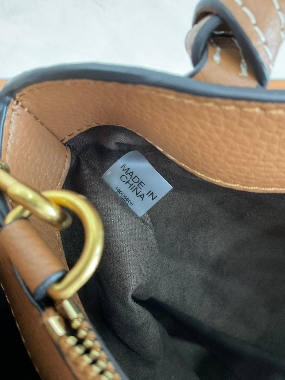 TORY BURCH Mcgraw Satchel Tote Bag (Size L) กระเป๋าถือ/สะพาย Crossbody วัสดุหนังลูกวัวแท้ 100% ด้านหน้าประดับโลโก้หนัง ตัดเป็นรูปตัว T สัญลักษณ์แบรนด์ ตัวกระเป๋าเดินด้ายเล่นลายเพิ่มลูกเล่น เพื่อความเก๋!!