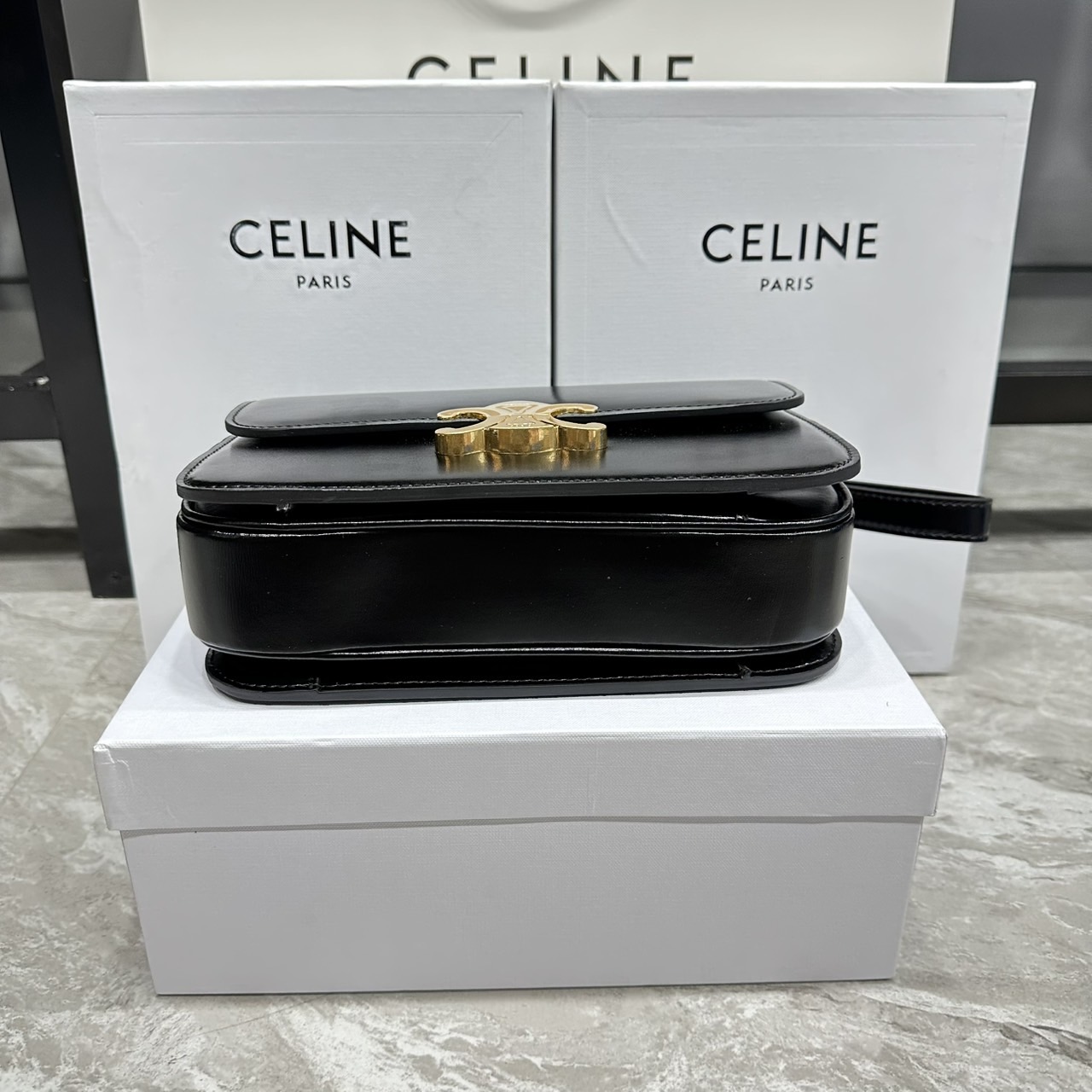 ORI หนังแท้ | 9" CELINE CLASSIQUE TRIOMPHE bag in natural leather กระเป๋าสะพายรุ่นยอดนิยม ด้วยรูปทรงสี่เหลี่ยมผืนผ้า ดีไซน์คล่องตัวถ่ายทอดให้เห็นถึงแก่นแท้ของสไตล์