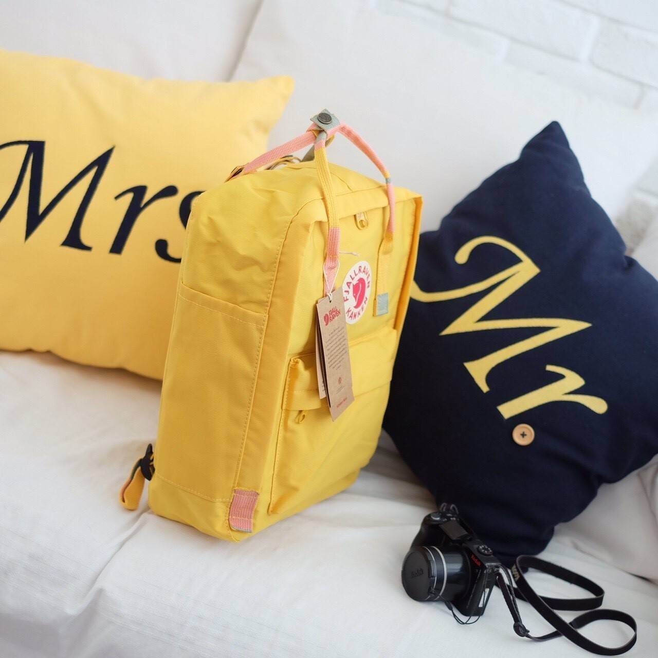 Kanken backpack กระเป๋าเป้สุดฮิต คุณสมบัติมีความทนทานสูงและสามารถกันน้ำ ทำจากเส้นใยพิเศษ เรียกว่า Vinylon-F มีซิปกลางที่เปิดเข้าไป ส่วนข้างในกระเป๋า ด้านในจะมีโฟมสำหรับรองแผ่นหลัง สะพาย สะพายสบายค่ะ เหมาะเป็นกระเป๋าเป้ที่สะพายไปโรงเรียน วันว่างสบายๆ หรือเ