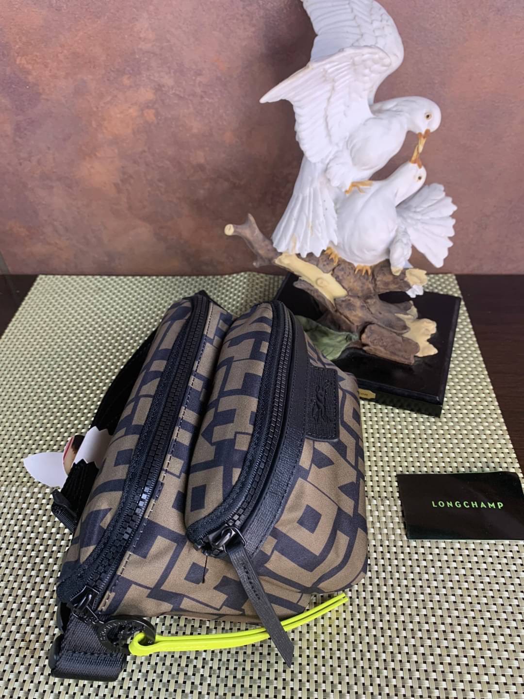 LONGCHAMP LE PLIAGE LGP BELT BAG M เท่ห์อย่างมีสไตล์กระเป๋าทรงคาดอกและคาดเอวดีไซน์แนวสปอร์ต เพิ่มความโดดเด่นทันสมัยด้วยลายซิกเนเจอร์ มีช่องซิปที่ใช้งานง่ายช่วยให้คุณหยิบใช้สิ่งของจำเป็นได้อย่างสะดวกและง่ายดาย และผสานสายรัดแบบปรับได้เข้ากับหัวเข็มขัดตัวล็อ