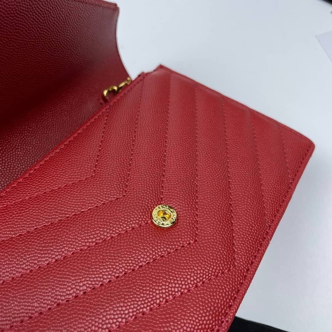 หนังแท้ YSL Yves Saint Laurent Envelope WOC 7.5” รุ่นฮอตปรอทแตก ทรงฐานตั้งได้ เป็นการดีไซน์กึ่งกระเป๋าสตางค์ ที่มาพร้อมสายสะพายยาว (เป็นสายโซ่ที่ต่อกับหนัง) สายถอดได้ (ปรับระดับไม่ได้) ถือเป็นคลัชก็สวยมากเลยค่ะ เป็นอีกหนึ่งรุ่นที่ให้ความรู้สึกเรียบแต่โก้ห
