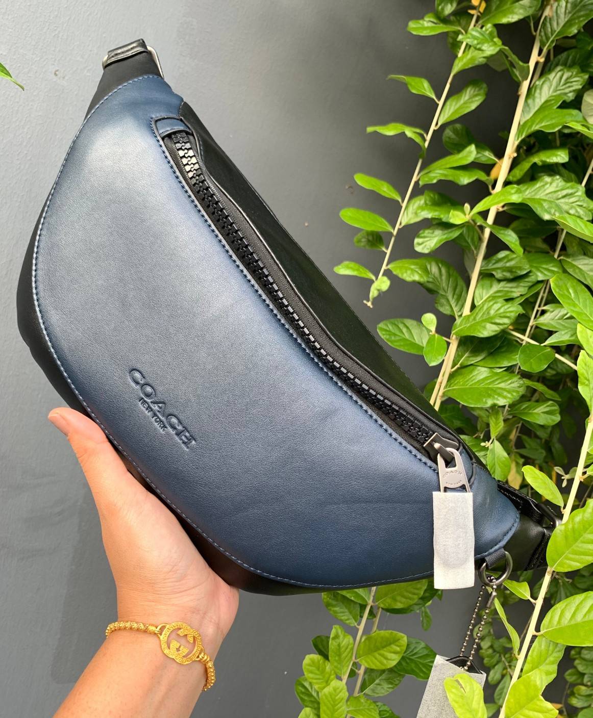 หนุ่มหล่อ//สาวหล่อ ทางนี้จ้าา สวยไม่แพ้คาดอกรุ่นอื่นๆเลยค่าา! COACH WARREN BELT BAG ใบใหญ่คะ! ((79149)) พร้อมส่ง นานๆทีจะมีสีนี้เข้ามาค่ะ! กระเป๋าคาดอกด้านหน้า//คาดไปทางด้านหลัง//หรือคาดเอวได้ ตามแต่ความถนัดได้เลยนะคะ หนังแท้ นิ่มสวย มีช่องซิปหลักให้2ช่อง