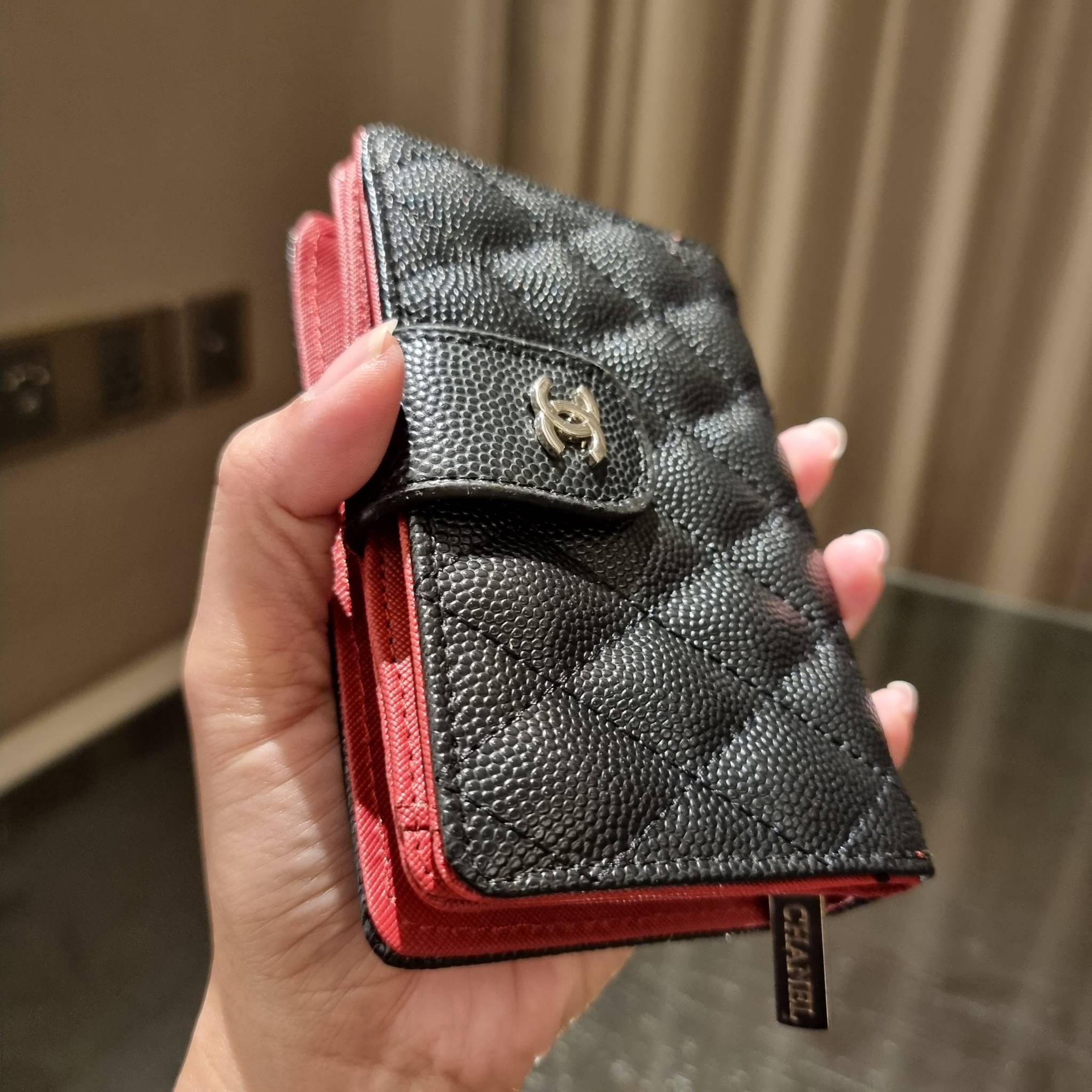 VIP 】หรูสุด ไม่ต้องพูดเยอะ!! HOT ITEM!! กระเป๋าสตางค์ใบกลางขนาดเหมาะมือ ดีไซน์ลุคผู้ดี สวยคลาสสิคจาก Chanel premium for gift วัสดุหนังลายคาร์เวีย ใช้งานง่าย เปิด-ปิดด้วยกระดุมแม่เหล็ก และซิปรูดช่องสำหรับใส่เหรียญ สะดวกมากๆ ภายในกระเป๋ามีช่องใส่บัตร ใส่ธนบ