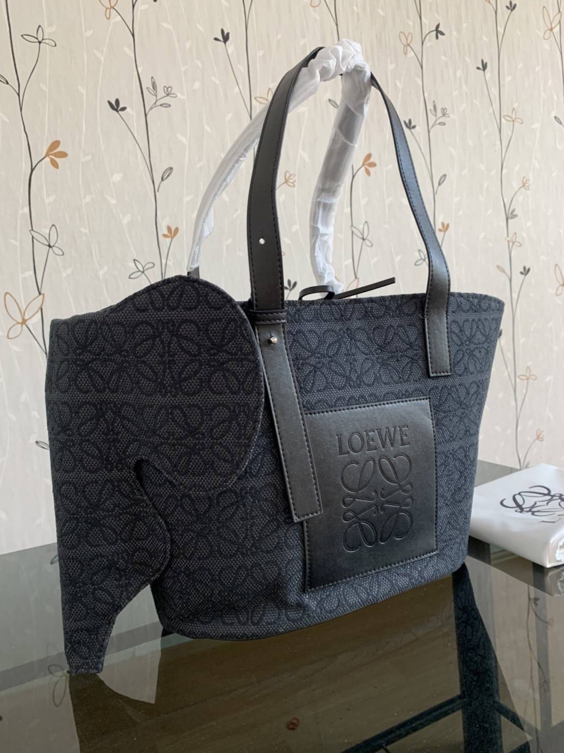 LOEWE Canvas Elephant Bag In Anagram Print คอลเลคชั่นใหม่ล่าสุด ดีไซน์รูปน้องช้าง น่ารักมากมาย งานแบรนด์หรูจาก โลเอเว่ (LOEWE) คงความเอกลักษณ์ด้วยวัสดุ Anagram Canvas Jacquard Fabric ผสมผสานหนังแท้ Calfskin ลงตัวสุดคลาสสิค ด้านในโลงกว้าง จุของได้เยอะเลยค่
