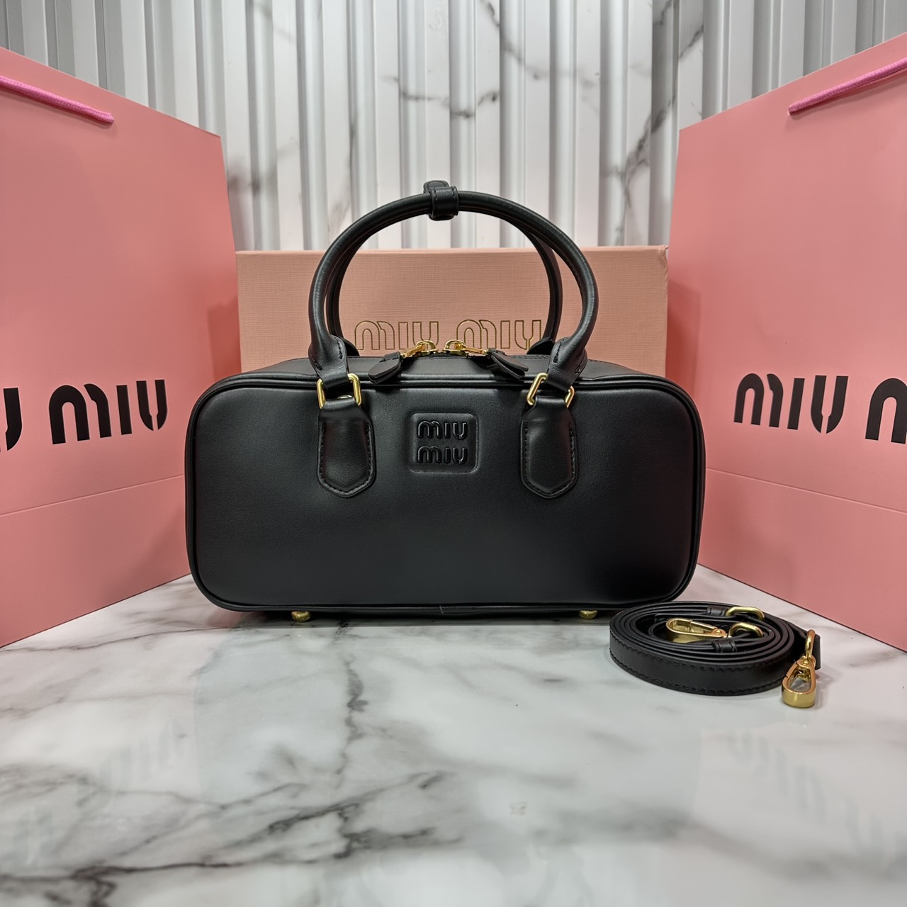 ORI หนังแท้ | MIU MIU Arcadie leather bag Large 27cm กระเป๋าสะพายทรงโฮโบใบใหญ่ ลุคลูกคุณหรูหราน่ารักๆเก๋ๆ สวยดูแพง หูจับในตัวง่ายและสะดวกพกพา มาพร้อมสายสะพายข้างภายในโล่งกว้างมาก