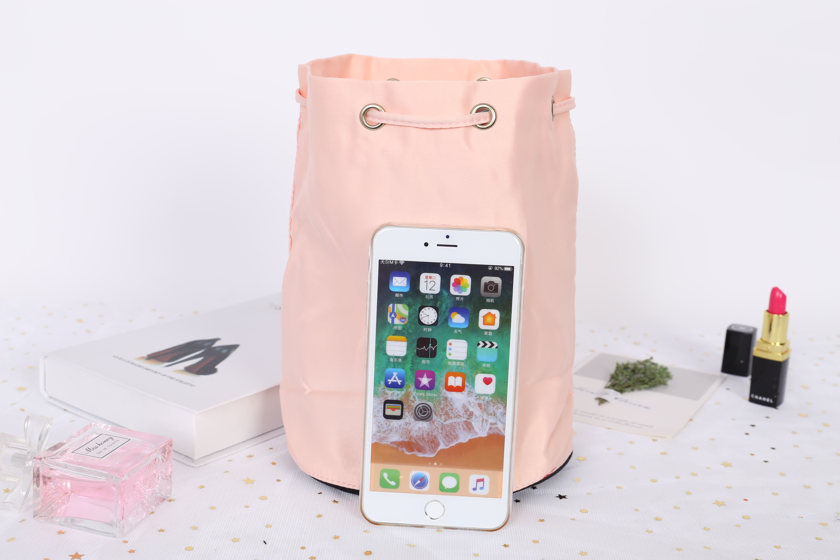 Prada Candy Satin Drawstring Bag กระเป๋าผ้าซาติน จากแบรนด์ Prada รุ่นนี้แถมมาจากน้ำหอมเค้าเตอร์แท้ 💯 ปากกระเป๋าเป็นเชือกหูรูด มีโลโก้ปราด้าติดด้านหน้า สวยงาม น่าใช้ การันตีความสวย ใช้คล้องแขน ใส่ของจุกจิกเก๋ๆค่าา