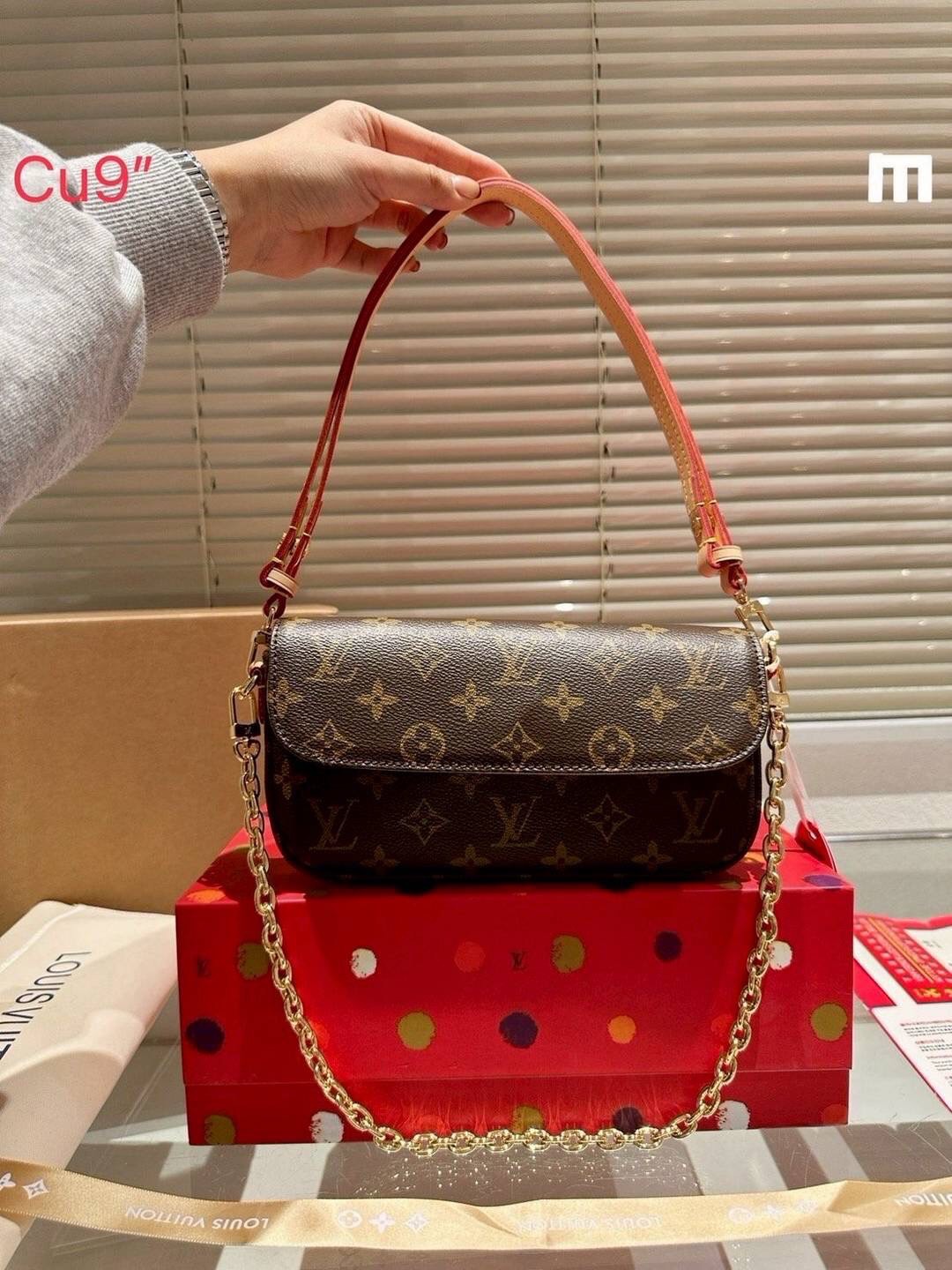 LV Ivy chain wallet กระเป๋าสะพายดีไซน์กึ่งกระเป๋าสตางค์ รุ่นยอดนิยม แต่งสายโซ่สีทองสวยหรู สุดคุ้มด้วยลูกเล่นที่หลากหลาย คล้องไหล่ สะพายข้าง คล้องแขน ได้หมด