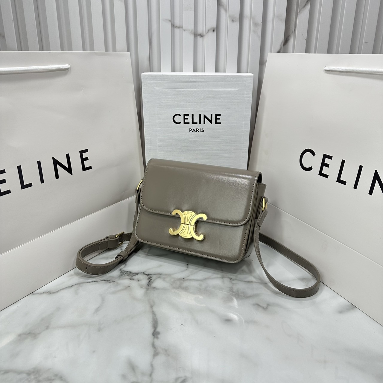 ORI หนังแท้ | 7" CELINE TRIOMPHE TEEN BAG in glossy leather กระเป๋าสะพายรุ่นยอดนิยม ถ่ายทอดให้เห็นถึงแก่นแท้ของสไตล์แบบ CELINE งานหนังเรียบเงาสวยหรูหรา