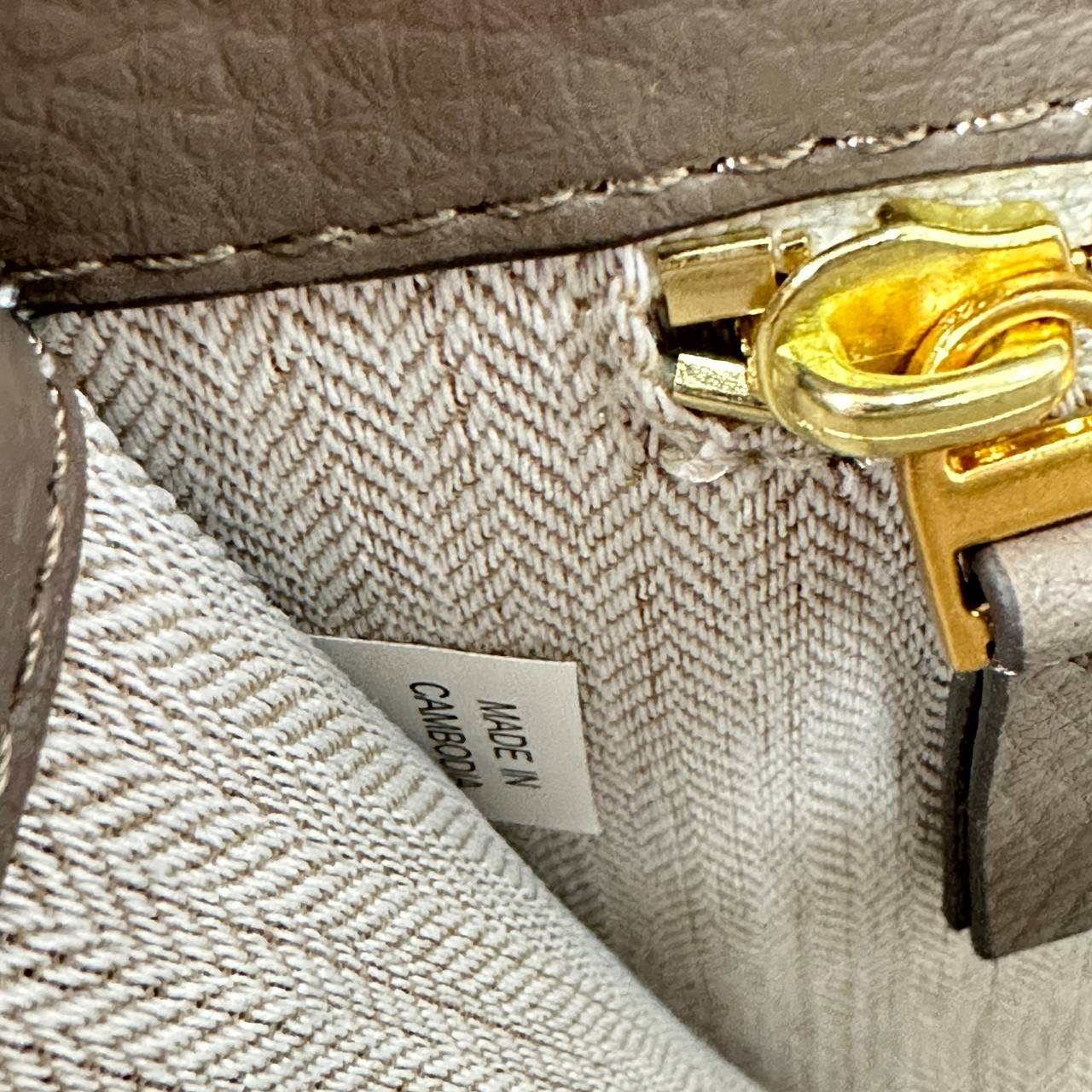 Tory Burch Britten Small Convertible Shoulder Bag คอลเลคชั่นใหม่สุดเรียบหรู กระเป๋าสะพายไหล่หรือสะพายข้าง วัสดุหนังอย่างดี ภายในแบ่งช่องเป็นสัดส่วน