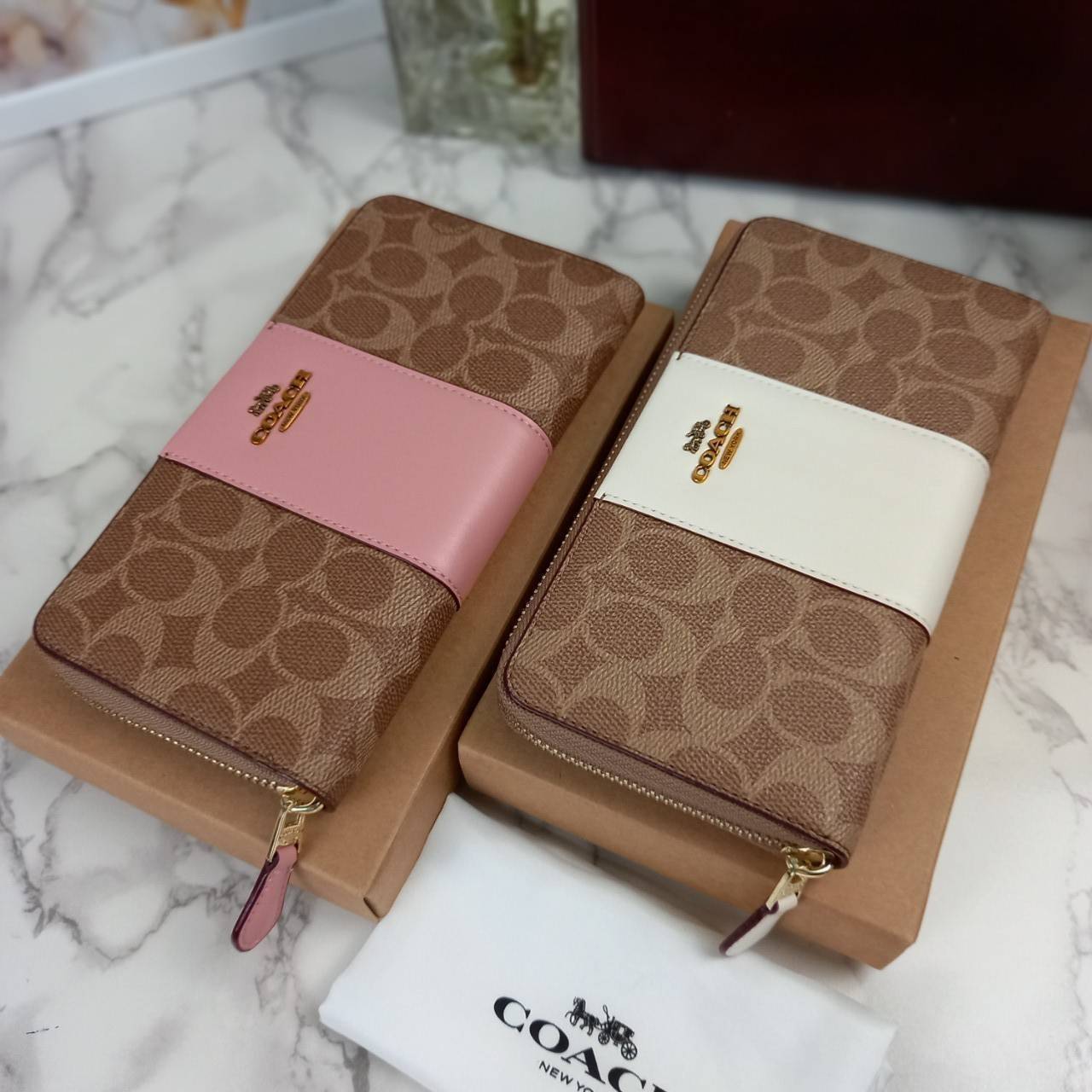 มาเท่าไหรก็ไม่เคยพอจริงๆ มีความต้องการกันถึงขีดสุด❣️😘>>COACH ACCORDION ZIP WALLET IN COLORBLOCK SIGNATURE CANVAS (COACH 31546)🍁กระเป๋าสตางค์ใบยาว ซิปรอบ //วัสดุหนังแคนวาสสลับหนังแท้ ดีไซน์สวย โดดเด่นลงตัวเป็นที่สุด ด้านในมีช่อ