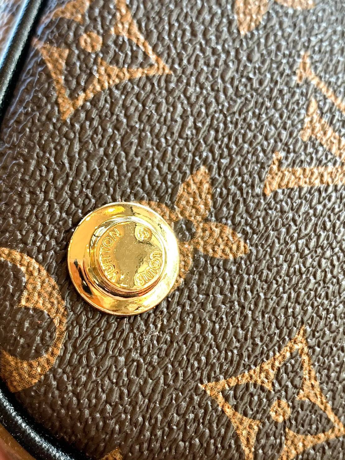 LOUIS VUITTON VANITY PM MONOGRAM 💫พร้อมส่ง จำนวนจำกัด พลาดคือรอนานมากค่ะ! กระเป๋า LV หิ้วก็เริ่ด สะพายข้างก็เก๋ ไม่แพ้กันเลยค่ะ หนังแท้ หนังนิ่มมาก จับแล้วไม่สากมือแข็งทื่อนะคะ! เปิดปิดกระเป๋าแบบซิปคู่รอบห้อยอะไหล่กุญแจแบรนด์พร้อมความหรูเข้ามาเพิ่