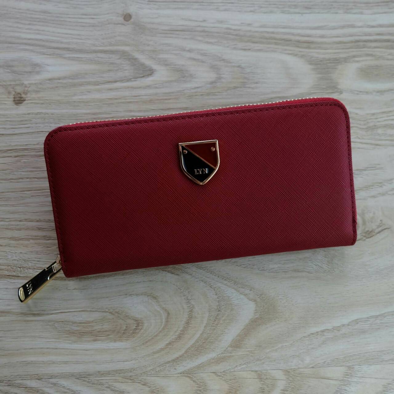 LYN Long Wallet กระเป๋าสตางค์ใบยาว วัสดุหนังลาย Saffiano - ตัวกระเป๋าเปิด - ปิดด้วยซิปรอบ - ภายในมีช่องใส่บัตรหลายช่อง มีช่องใส่ธนบัตร และช่องซิปใส่เหรียญค่ะ