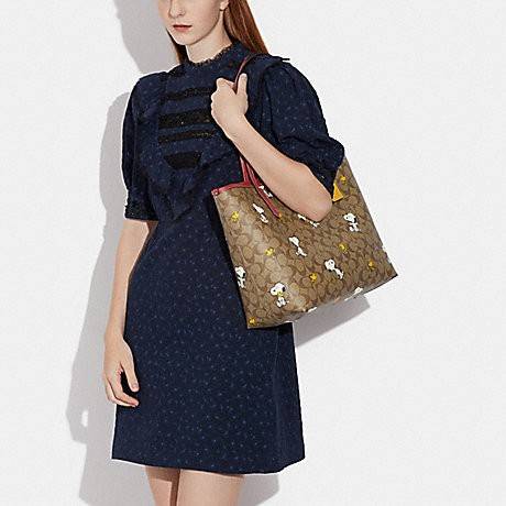 Coach X Peanuts City Tote In Signature Canvas With Snoopy Woodstock Print CF166 คอลเลคชั่นใหม่ น่ารักเกินต้าน กับกระเป๋าทรงโท้ทไซส์ใหญ่ ดีไซน์ลวดลายการ์ตูนยอดฮิต ที่ใครๆก็ต้องรู้จัก พิมพ์คมชัดลงบนหนังแคนวาส รูปทรงสวย ปากกระเป๋ามีกระดุมแม่เหล็กปิดกันของหล่