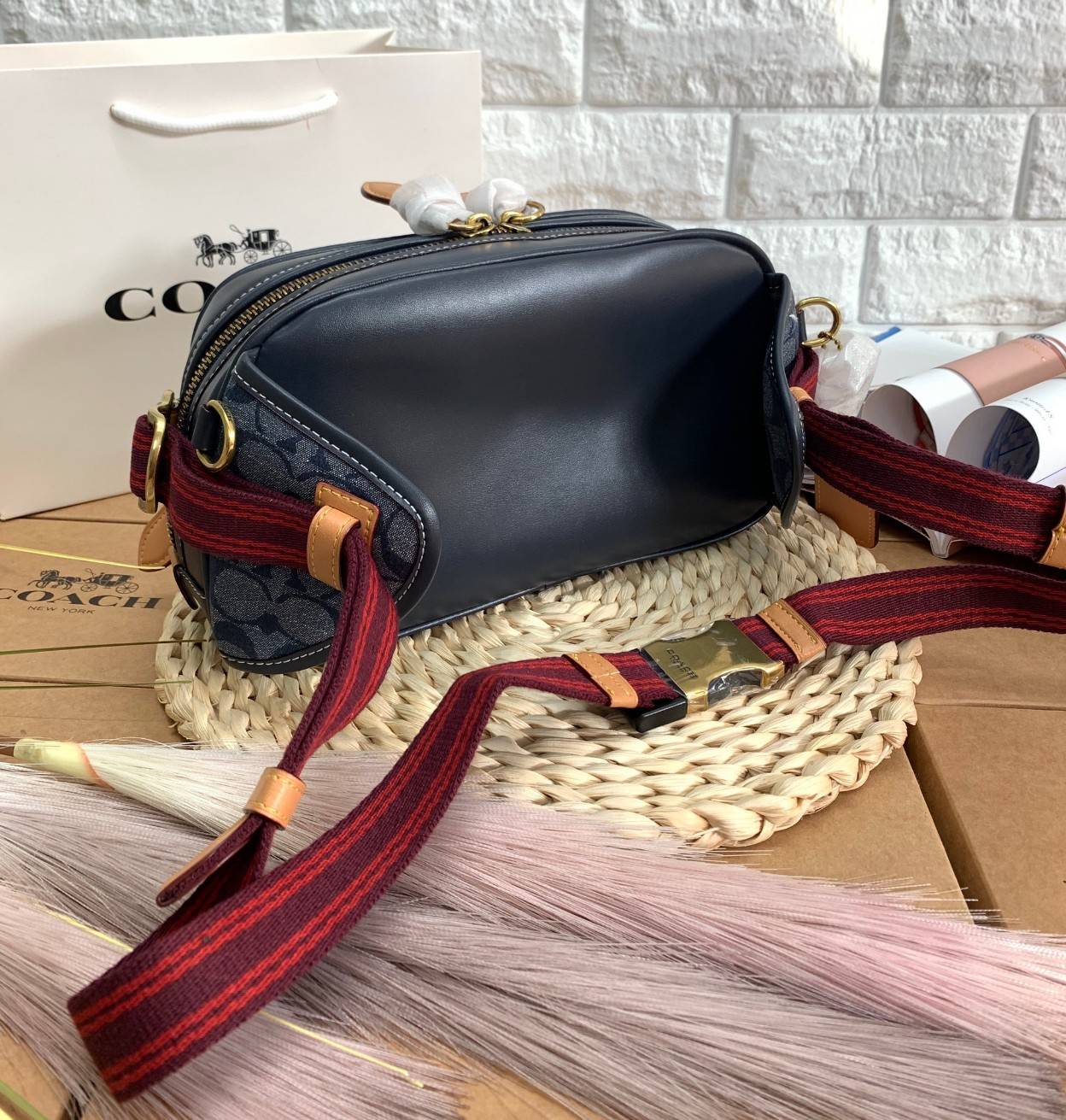 COACH BELT BAG IN SIGNATURE CHAMBRAY (3685) ❤️ใช้ได้ทั้งชาย//หญิงค่ะ กระเป๋าคาดอก วัสดุผ้าแคนวาส+หนังแท้ค่ะ ด้านหน้ามีช่องซิปขนาดกลาง ใส่มือถือได้ค่ะ ช่องซิปหลักเปิดปิดแบบซิปคู่ ภายในกว้าง ใส่ของจำเป็นได้ครบเลยนะคะ มีช่องซิปสำหรับใส่ของจุกจิกให้อีก