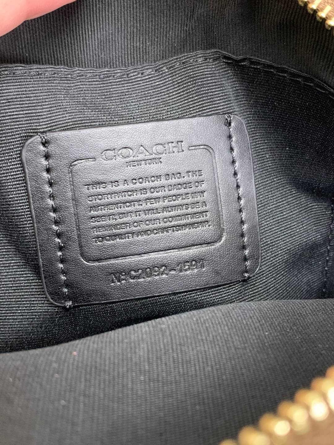 COACH SERENA SATCHEL CROSSBODY BAG กระเป๋าทรงโดมเล็ก น่ารัก แต่ใส่ของได้จุเลยทีเดียว!! มี2ช่องซิปหลัก ช่องค่อนข้างกว้าง สามารถใส่กระเป๋าเงินใบกลางได้;ของจำเป็นอื่นๆได้ครบเลยค่ะ มีช่องเล็กให้ใส่ของจุกจิก ด้านหลังมีช่องเล็กให้อีกช่องค่ะ พร้อมสายยาวถอดออกได้