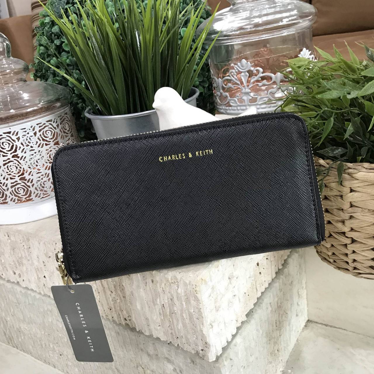 BEST SELLER! CHARLES&KEITH LONG WALLET กระเป๋าสตางค์ใบยาวหนัง Saffiano สวยอยู่ทรงสไตล์ PRADA เปิดปิดด้วยซิปรอบอะไหล่ทองหัวซิปปั้มโลโก้ด้านหน้ามีโลโก้สวยเรียบหรูภายในมีช่องซิป1ช่อง ช่องใส่บัตรหลายช่อง ใส่มือถือ iphone เหรียญ บัตรได้เยอะ ตัวจริงสวยน่าใช้มาก