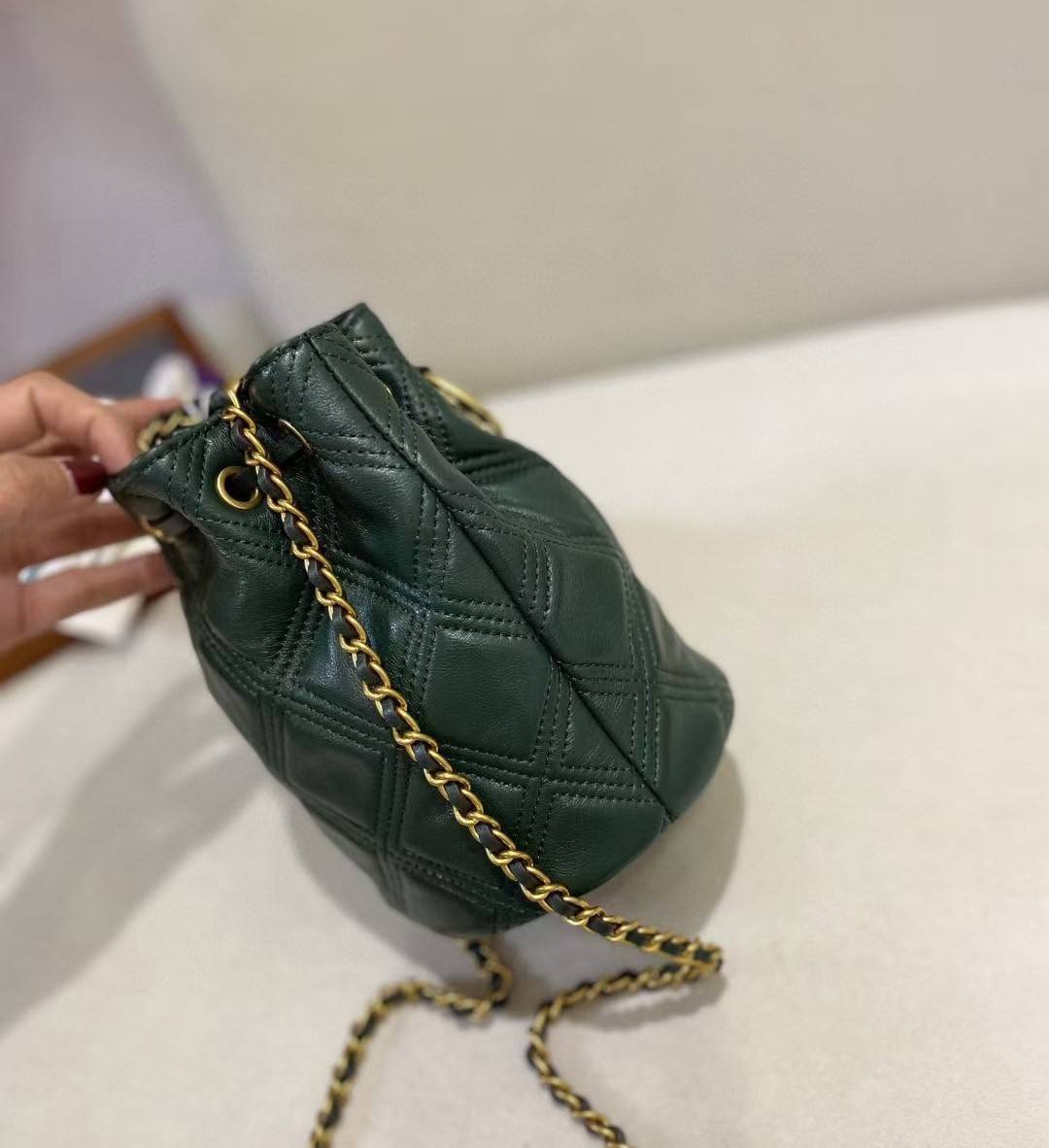 Tory Burch Fleming Soft Mini Bucket Bag กระเป๋าทรงขนมจีบขนาดมินิรุ่น Fleming ที่ตัดเย็บจากหนังแท้