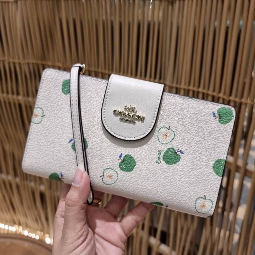 COACH C3371 TECH PHONE WALLET WITH SPACED WILDFLOWER ดีไซน์ใหม่ คอลเลคชั่นสวยหรู กระเป๋าสตางค์พร้อมสายคล้องมือ ง่ายต่อชีวิตมากจ้า!! มันดีอะไรเบอร์นี้ ใส่ได้ทั้งบัตร และโทรศัพท์ก็ใส่ได้ทุกรุ่น แถมยังมีช่องซิปแยกไปอีก ช่องเยอะไม่ต้องห่วงจริงๆ วัสดุหนังแคนวา