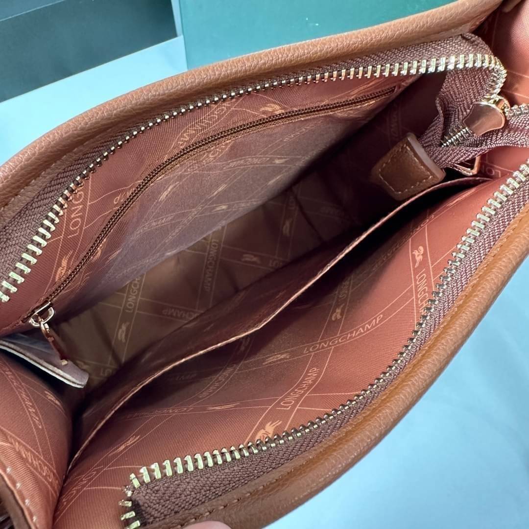 LONGCHAMP LE FOULONNÉ CROSSBODY BAG กระเป๋าสะพายที่เรียบง่ายและดูดี การออกแบบที่คล่องตัวของรุ่นนี้เหมาะอย่างยิ่ง