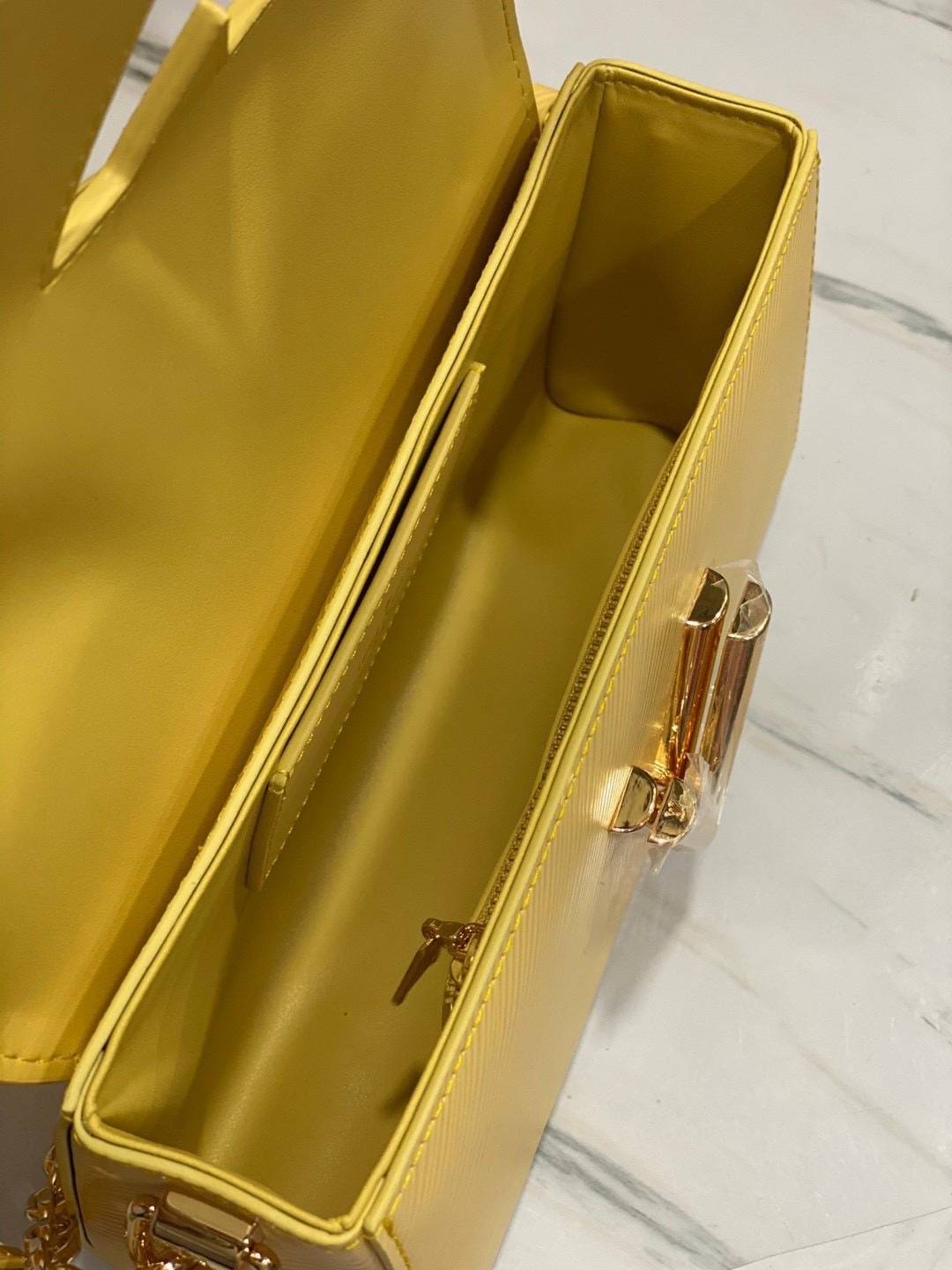 ORI หนังแท้ | LV Twist West Bag elongated shape in grained Epi leather กระเป๋าสะพาย/กระเป๋าถือ พร้อมสายโซ่ หนังลายเกรน Epi รูปทรงยาวและสง่างาม นำเสนอมุมมองใหม่สุดเท่ให้กับไอคอนของแบรนด์ ในหลากหลายเฉดสีทันสมัย