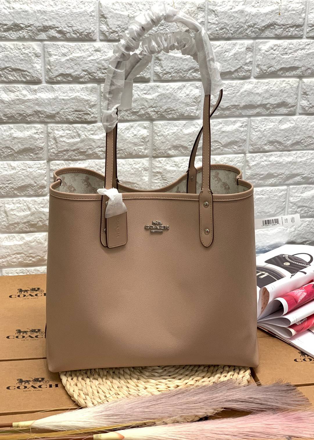 COACH 91107 REVERSIBLE CITY TOTE WITH HORSE AND CARRIAGE PRINT ใช้ได้ 2 ด้าน 🔺ทรง Tote รุ่นแนะนำค่ะ!! วัสดุ pvc อย่างดี นิ่มยวบตัวสวย ลายรถม้าทั้งใบค่ะ (ในไทยหายากค่ะลายนี้) 📌สามารถใช้ได้ทั้งด้านในและด้านนอกนะคะ สวยทั้ง2ด้านเลยทีเดียว เป็น