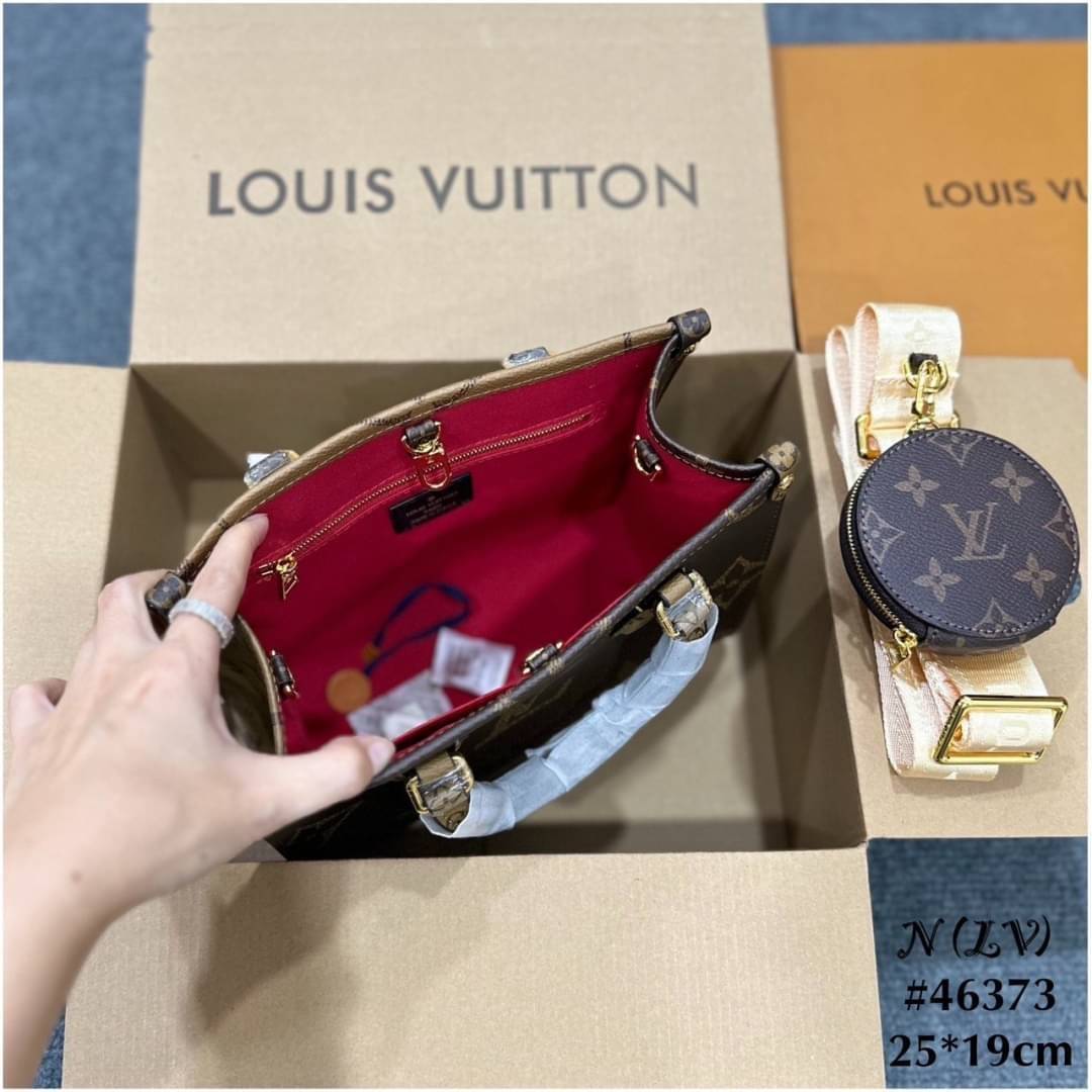 LV OnTheGo PM monogram tote bag กระเป๋าทรงโท้ทที่ใครเห็นต้องเป็นหลงรัก สีทูโทน 2 ด้าน ใช้งานได้ไม่มีเบื่อ ขนาดกำลังสวยคลาสสิค ผู้ดี หรูหราได้ทุกลุค ทุกสไตล์