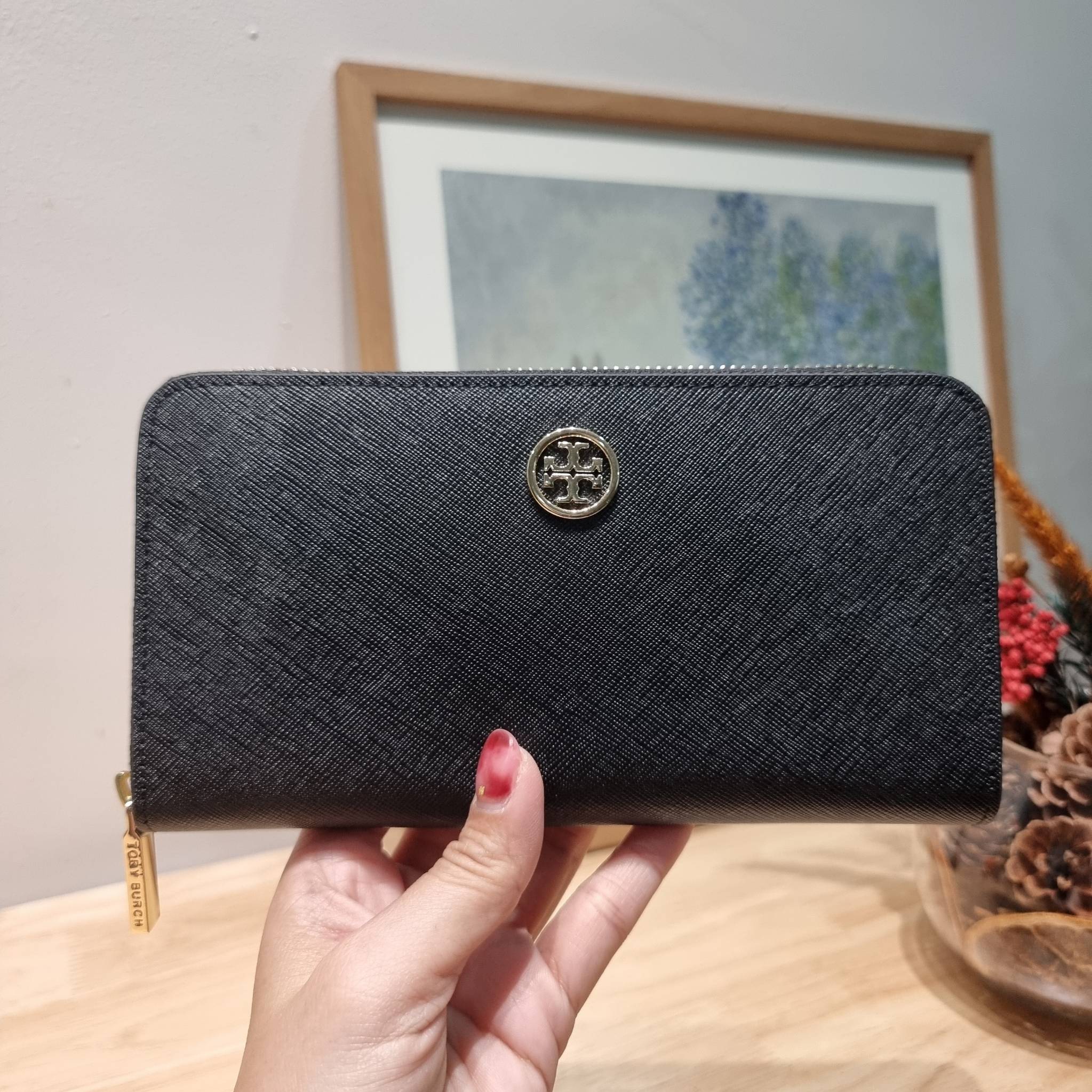 TORY BURCH ROBINSON MULTI GUSSET ZIP CONTINENTAL WALLET รุ่นหายาก พร้อมสีน่ารักน่าใช้ ต้อนรับเดือนแห่งความรัก!! กับกระเป๋าสตางค์ใบยาว ขนาดกำลังพอเหมาะ ดีไซน์เรียบหรู