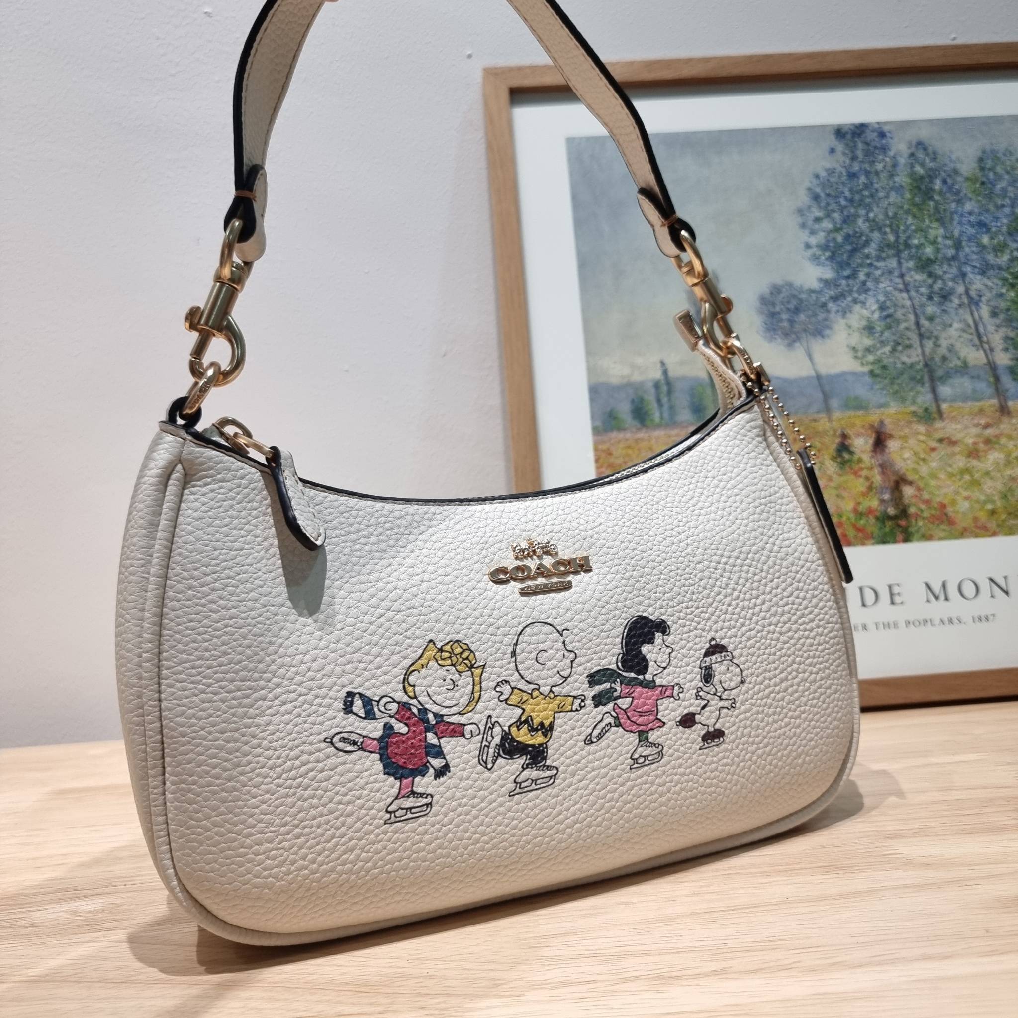 Coach X Peanuts Teri Shoulder Bag With Snoopy And Friends Motif CE861 คอลเลคชั่นสุดคิ้วท์ ไม่ให้ช้อปยังไงไหว!! กับกระเป๋าสะพายไหล่กึ่งทรงพอช พร้อมเสิร์ฟความสวยถึงบ้านไปเลยก่อนใคร แบบไม่ต้องพรีฯ ด้วยดีไซน์ลวดลายกาน์ตูนยอดฮิต มาพร้อมสายสะพาย 2 เส้น