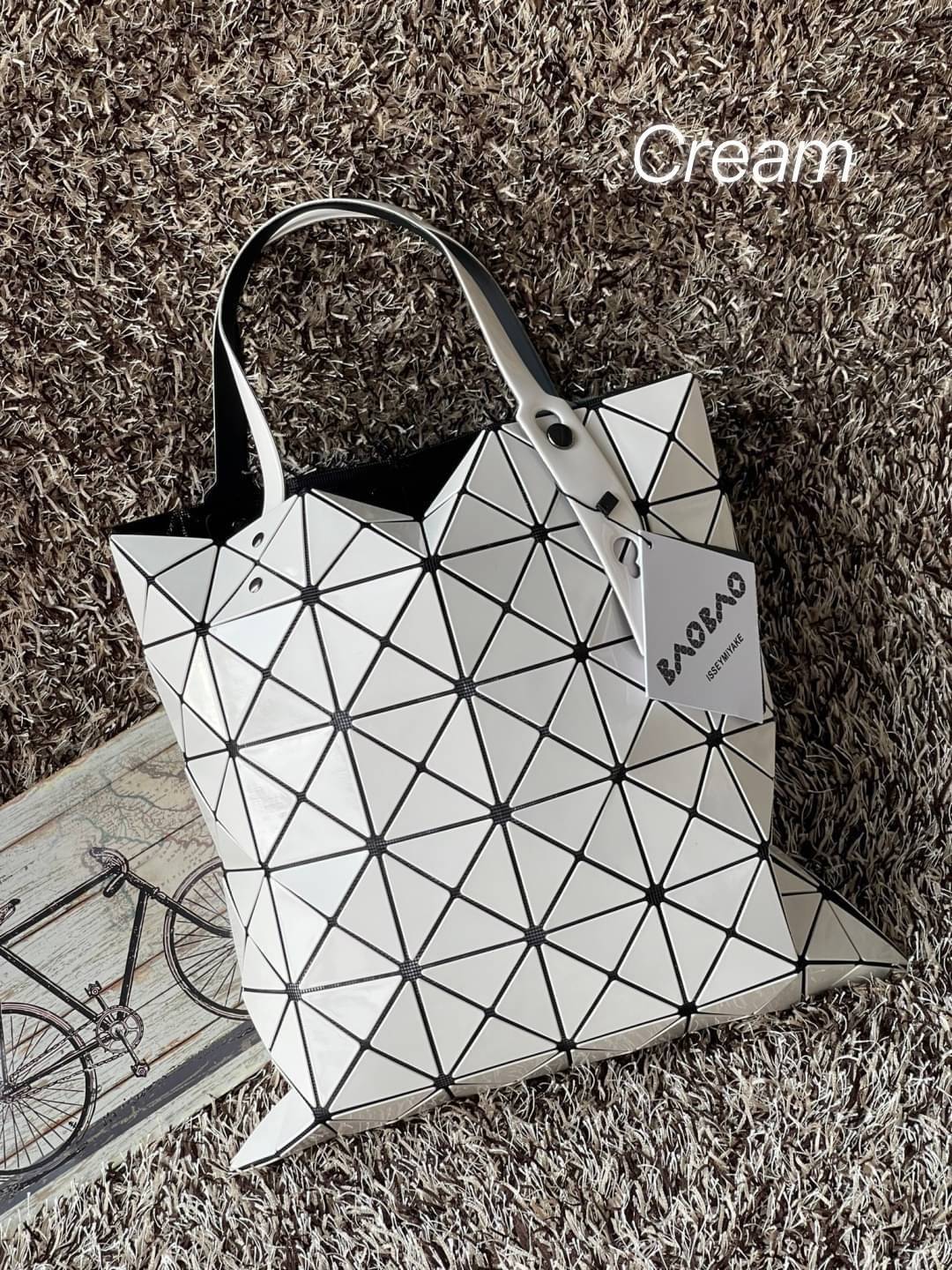 Baobao Issey Miyake 6x6 กระเป๋า Tote รุ่นนี้ถือว่าเป็นกระเป๋า Tote ไซส์กลางที่เหมาะกับการพกพาสิ่งของที่จำเป็นในทุก ๆ วัน มาพร้อมสายที่สามารถปรับได้ทั้งสองสาย และมีช่องใส่ของช่องเล็กด้านใน 1 ช่อง จุของได้เยอะแถมยังทนทาน ใช้เป็น Everyday Bag ได้เลยคะ พกพาสะ