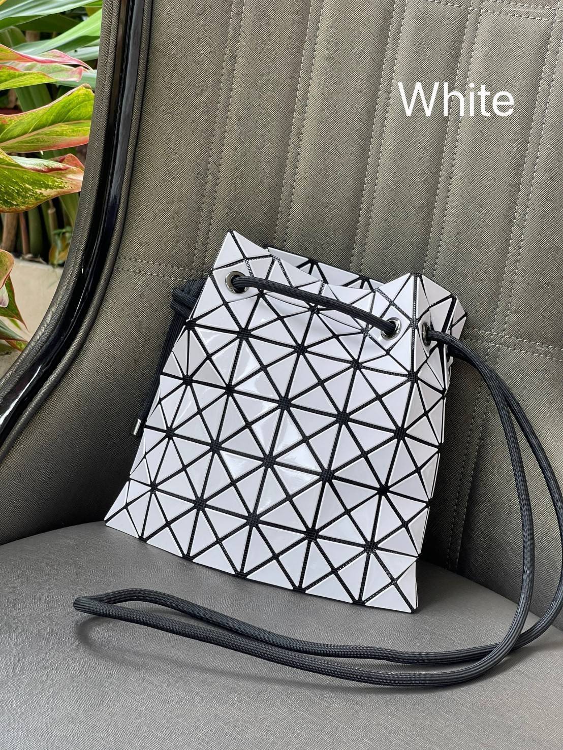 Baobao Issey Miyake Wring Small Bag กระเป๋าสะพายครอสบอดี้พร้อมสายรูดเปิดปิด สามารถปรับความยาวของสายได้ตามสไตล์ความชื่นชอบ ด้วยดีไซน์ทรงน่ารัก เหมาะสำหรับให้สาวๆหยิบใช้ในวันสบายๆ แต่เต็มเปี่ยมไปด้วยความคล่องแคล่ว ไฮไลต์ของซีซั่นนี้คือกระเป๋าที่มาพร้อมกับเช