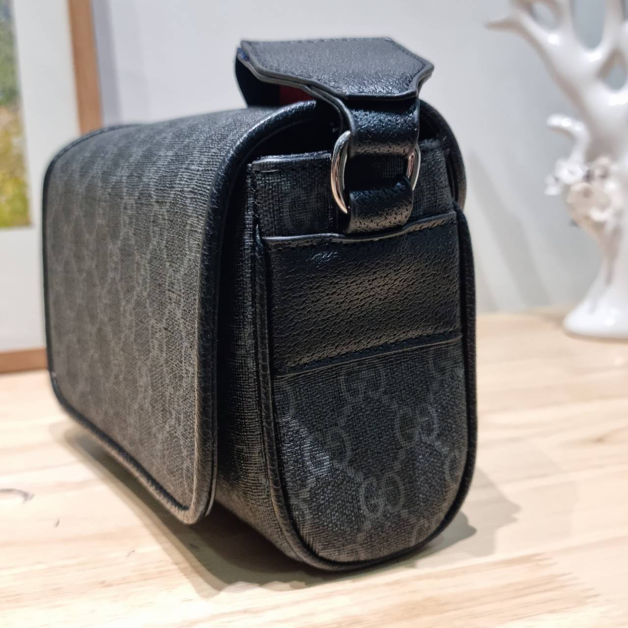 GUCCI GG Black mini bag กระเป๋าครอสบอดี้ที่สะพายได้ทุกโอกาส สีดำคลาสสิก กว่าสีนี้จะมาคือรอนานมาก เป็นหนึ่งสีสุดฮอตที่หายากสุดๆ มาในรุ่นสปอร์ต ทรงกะทัดรัด ขนาดกำลังดีพกพาสะดวก